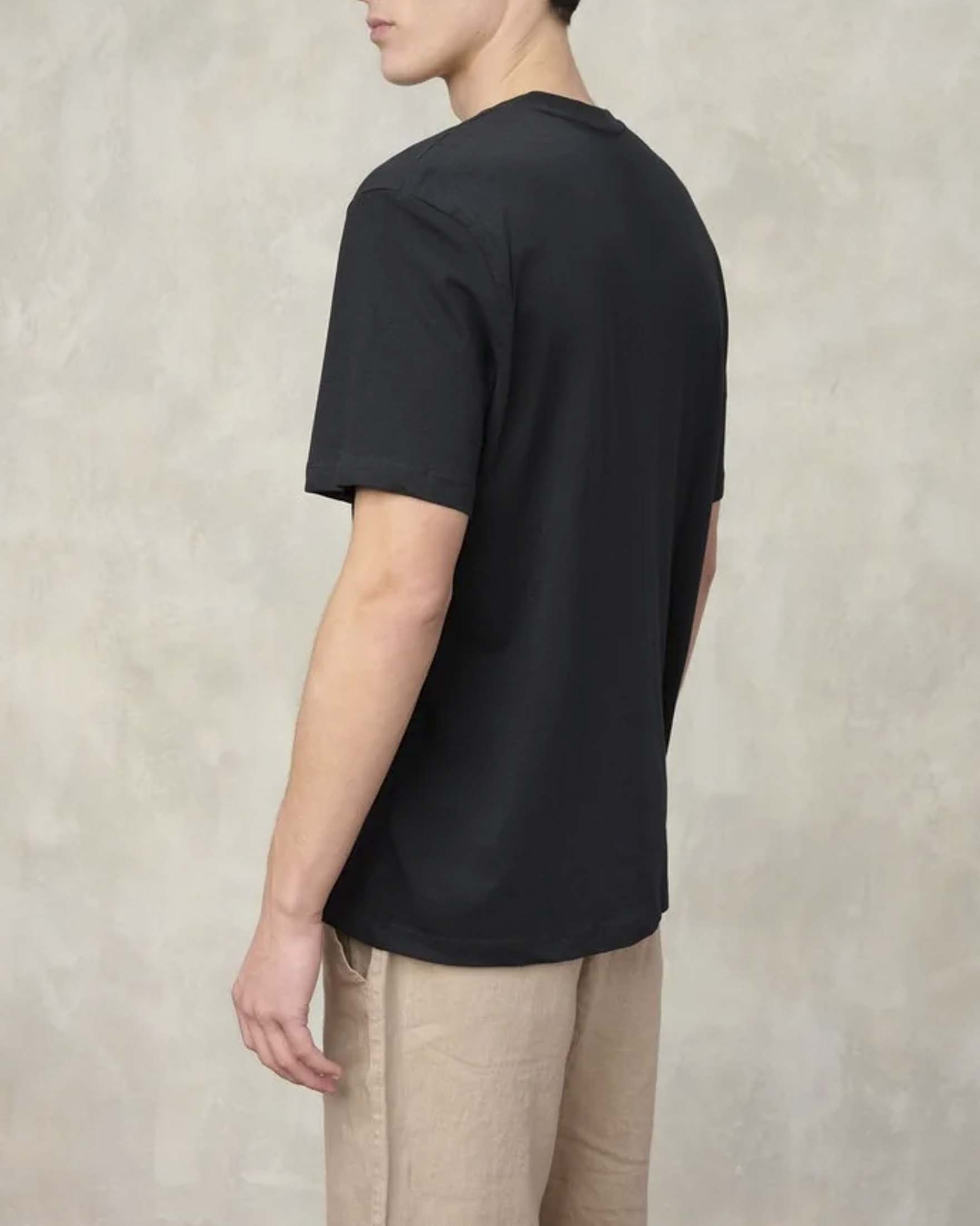 T-shirt nera Blauer mezza manica con logo scudetto in tono sul petto image
