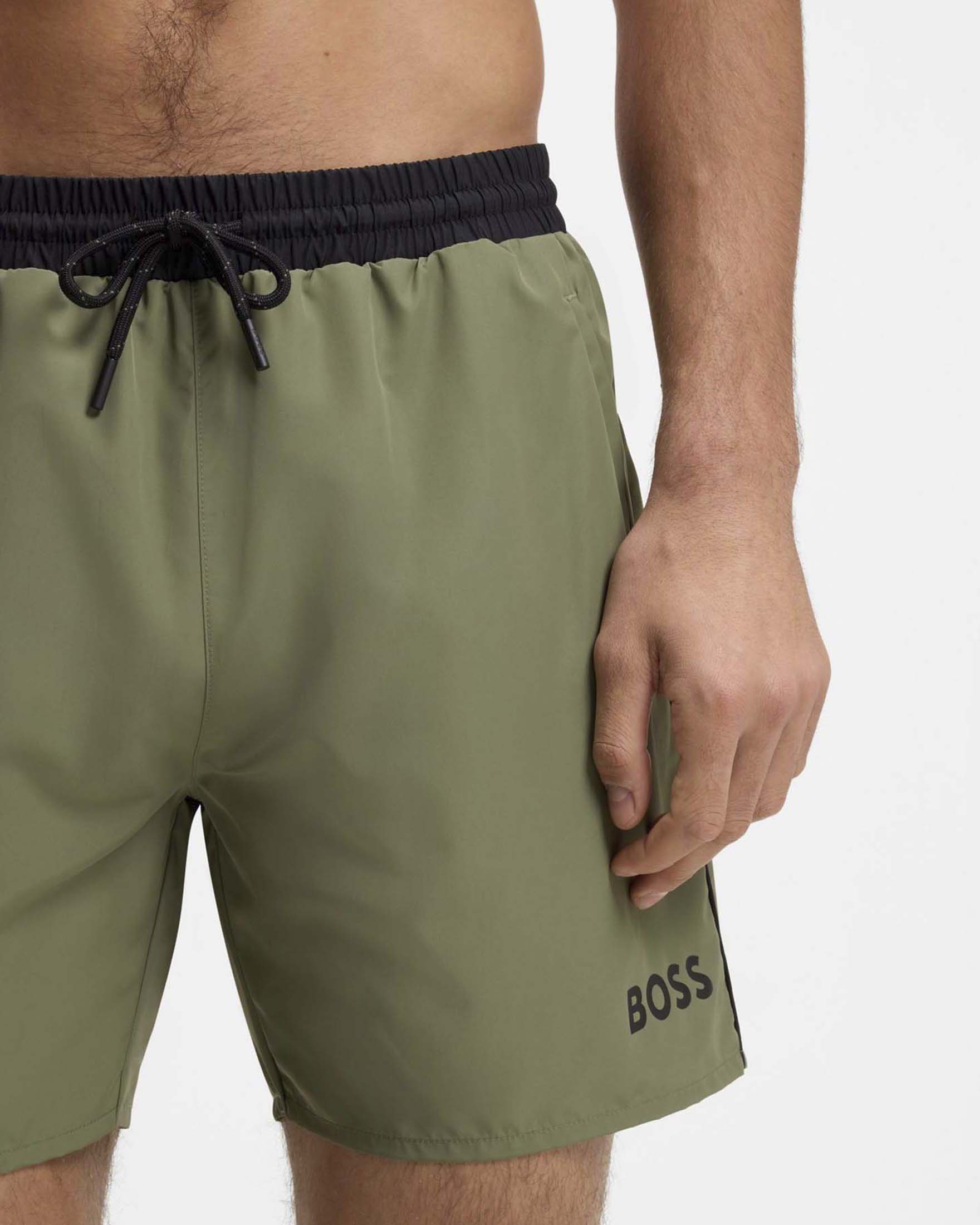 Boxer mare verde militare con piping ed elastico in contrasto e logo stampato