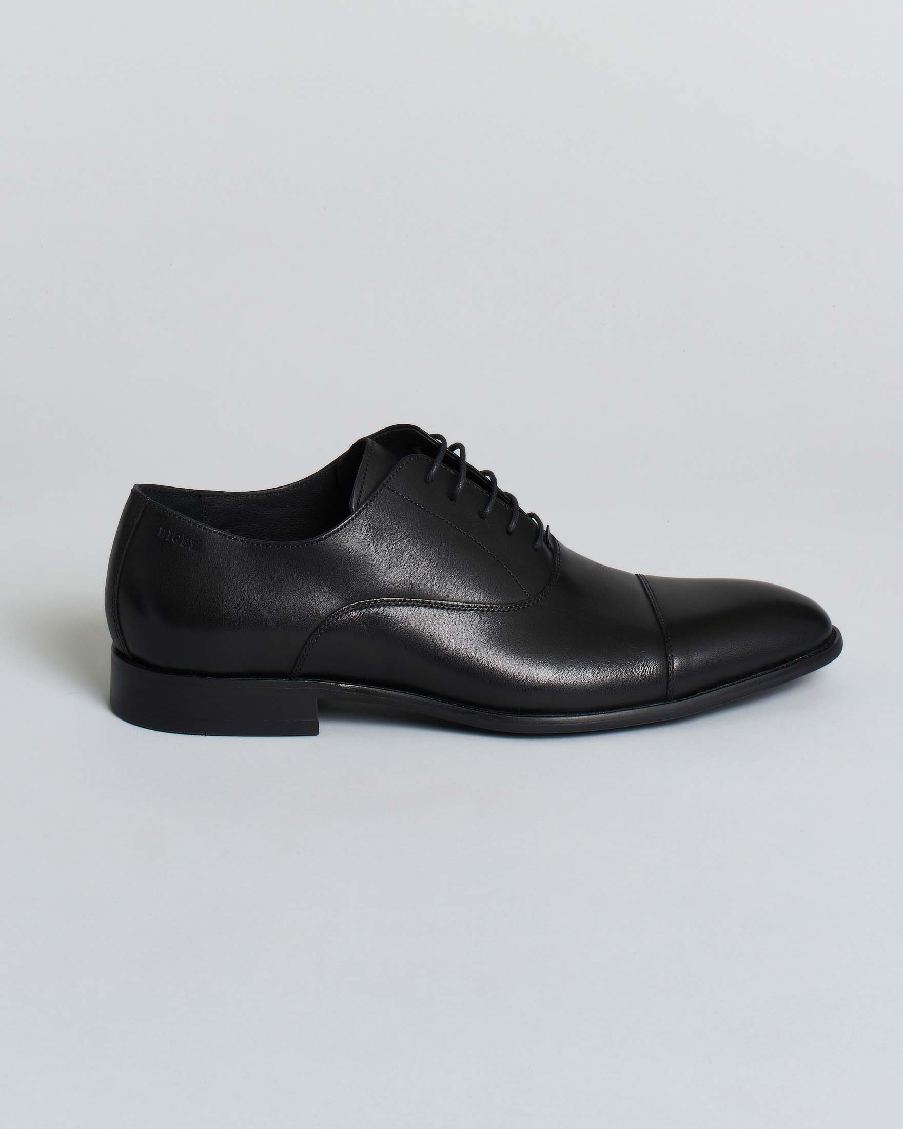 Scarpa stringata elegante in pelle nera