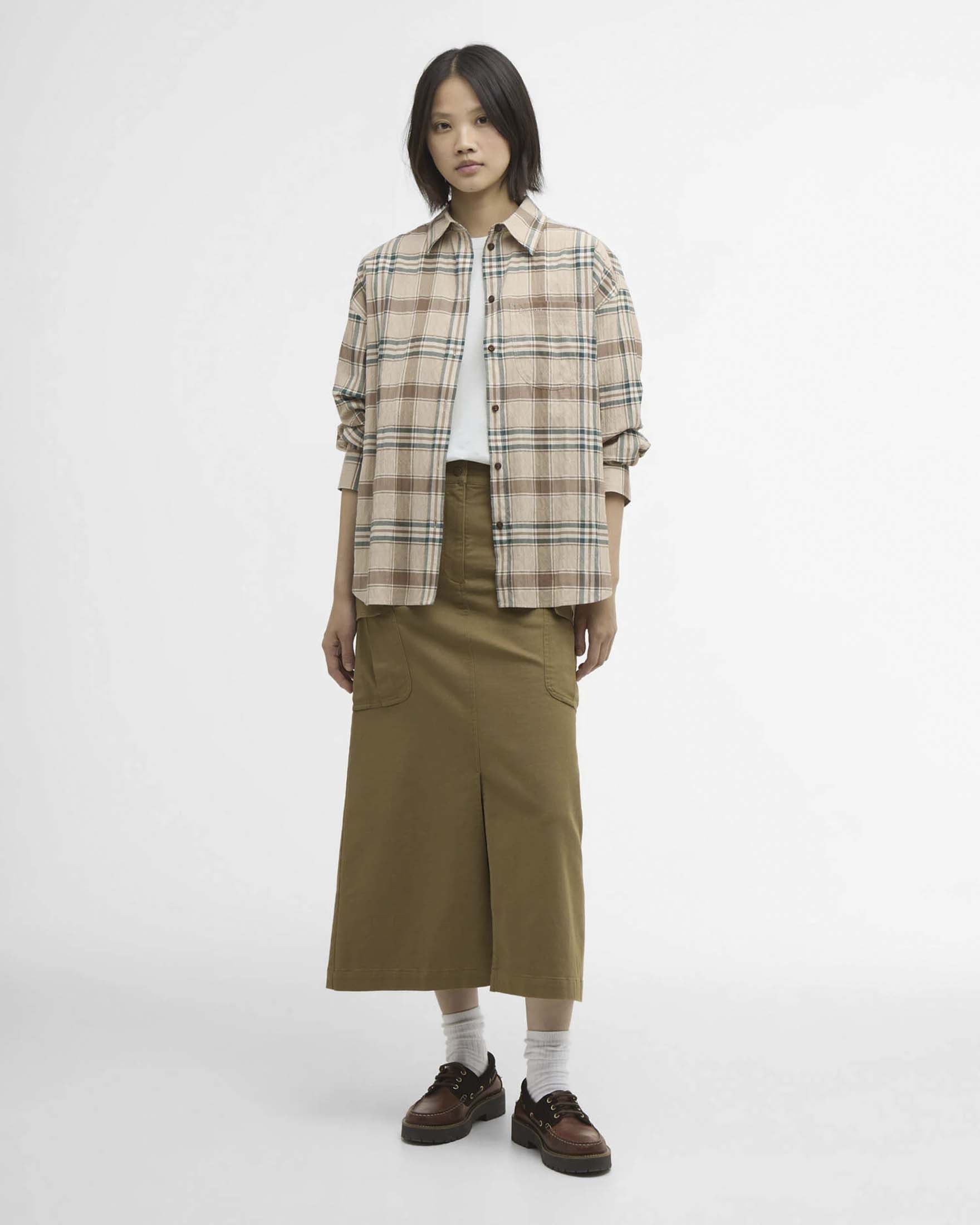 Camicia Rowane Barbour beige con toppa applicata sul fronte e motivo tartan image