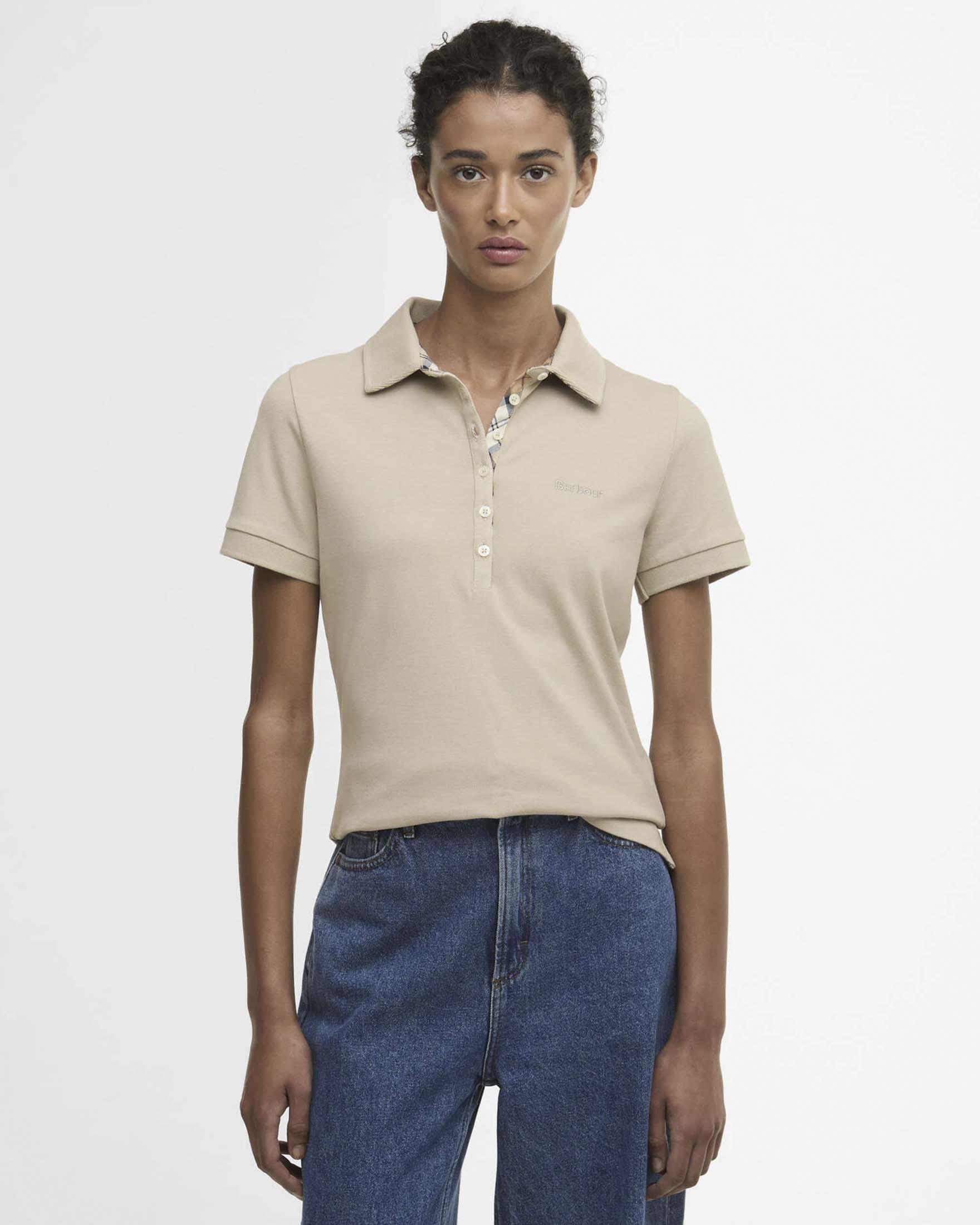 Polo Barbour beige Portsdown in piquè di cotone stretch con scritta logo blu ricamata sul petto