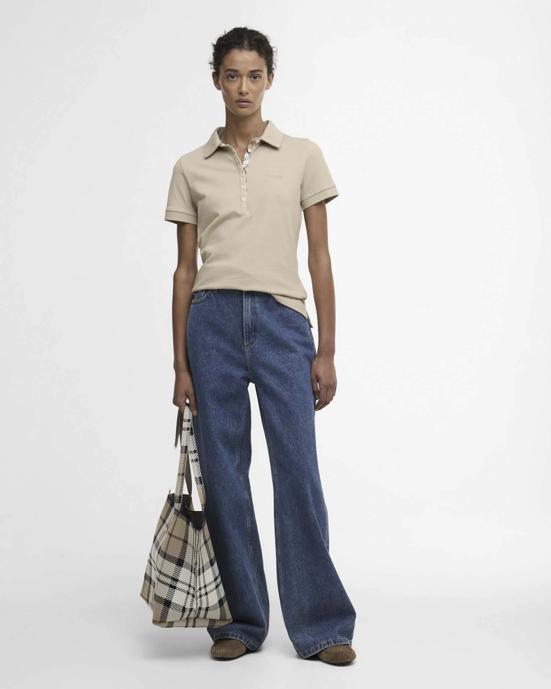 Polo Barbour beige Portsdown in piquè di cotone stretch con scritta logo blu ricamata sul petto image