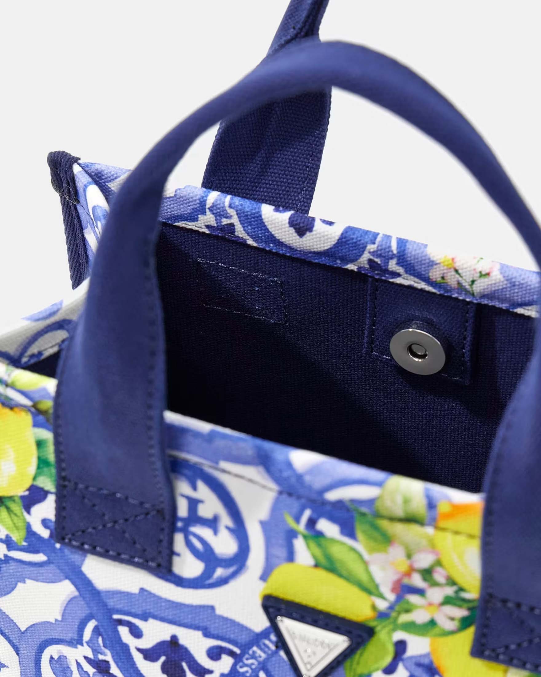 Borsa tote Guess azzurra in tela di cotone con stampa e logo a triangolo
