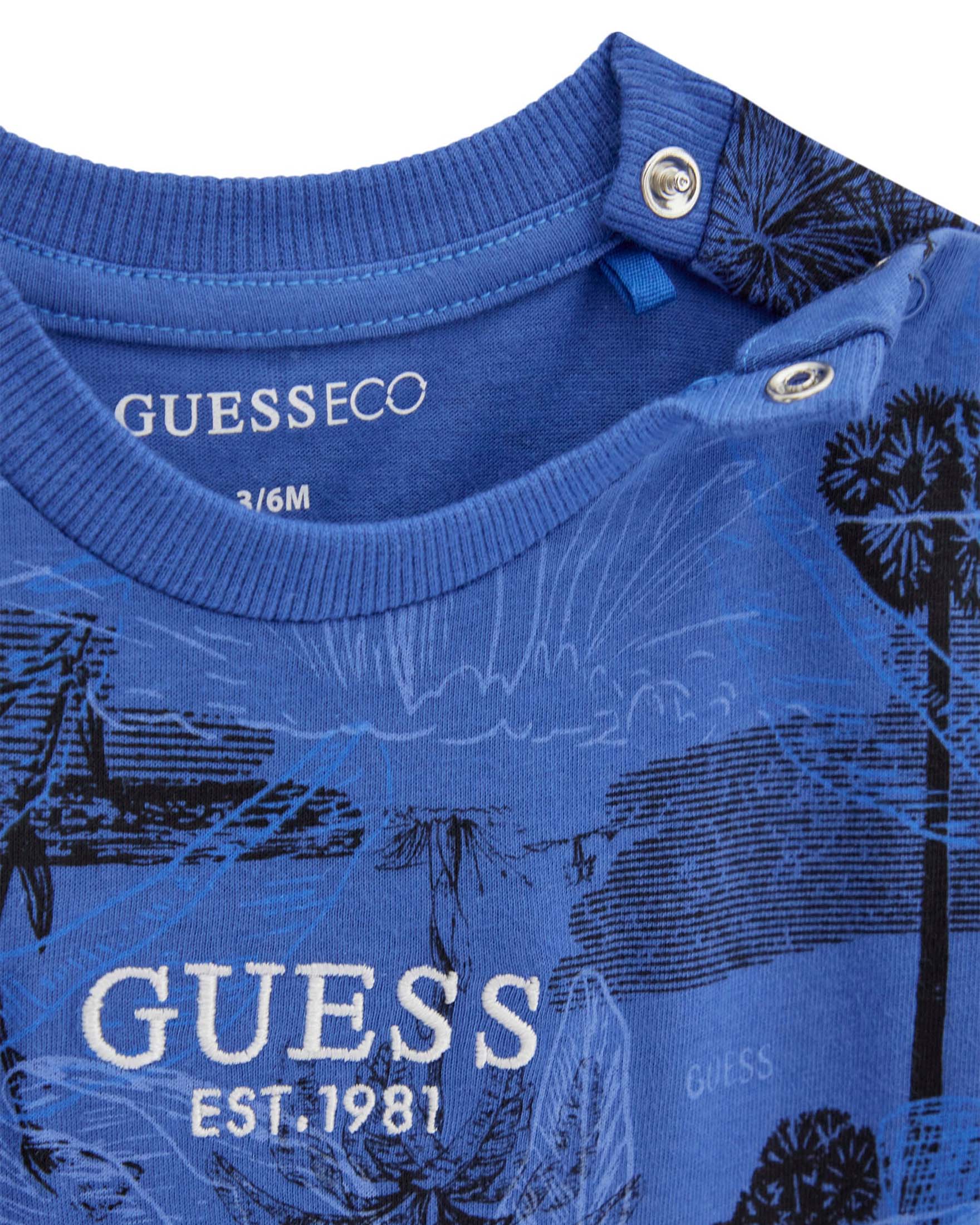 Completo T-shirt e pantaloncini Guess blu e bianco in cotone con stampa palme image