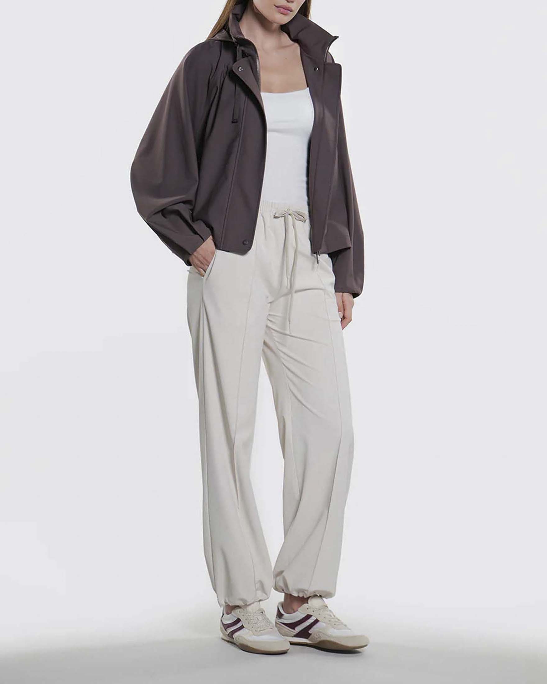 Giacca corta Clove Duno marrone in tessuto tecnico stretch con cappuccio regolabile image