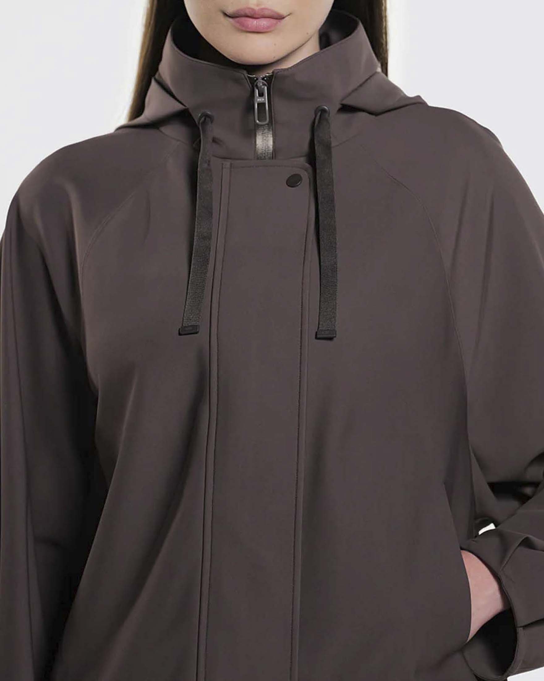 Giacca corta Clove Duno marrone in tessuto tecnico stretch con cappuccio regolabile