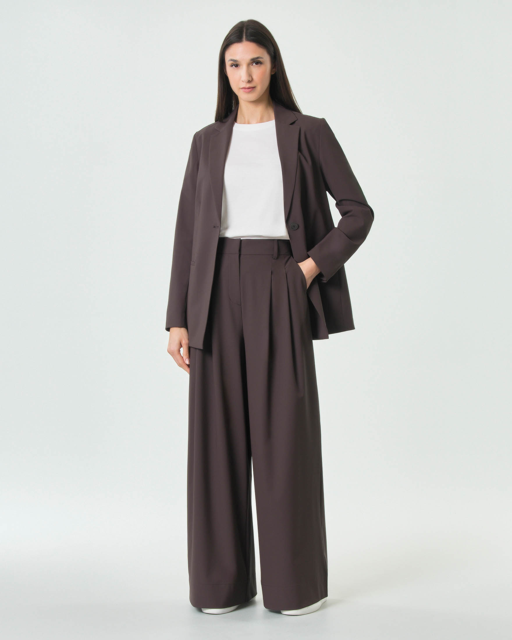 Pantalone Cler marrone dal taglio sartoriale in tessuto tecnico stretch con doppia pince