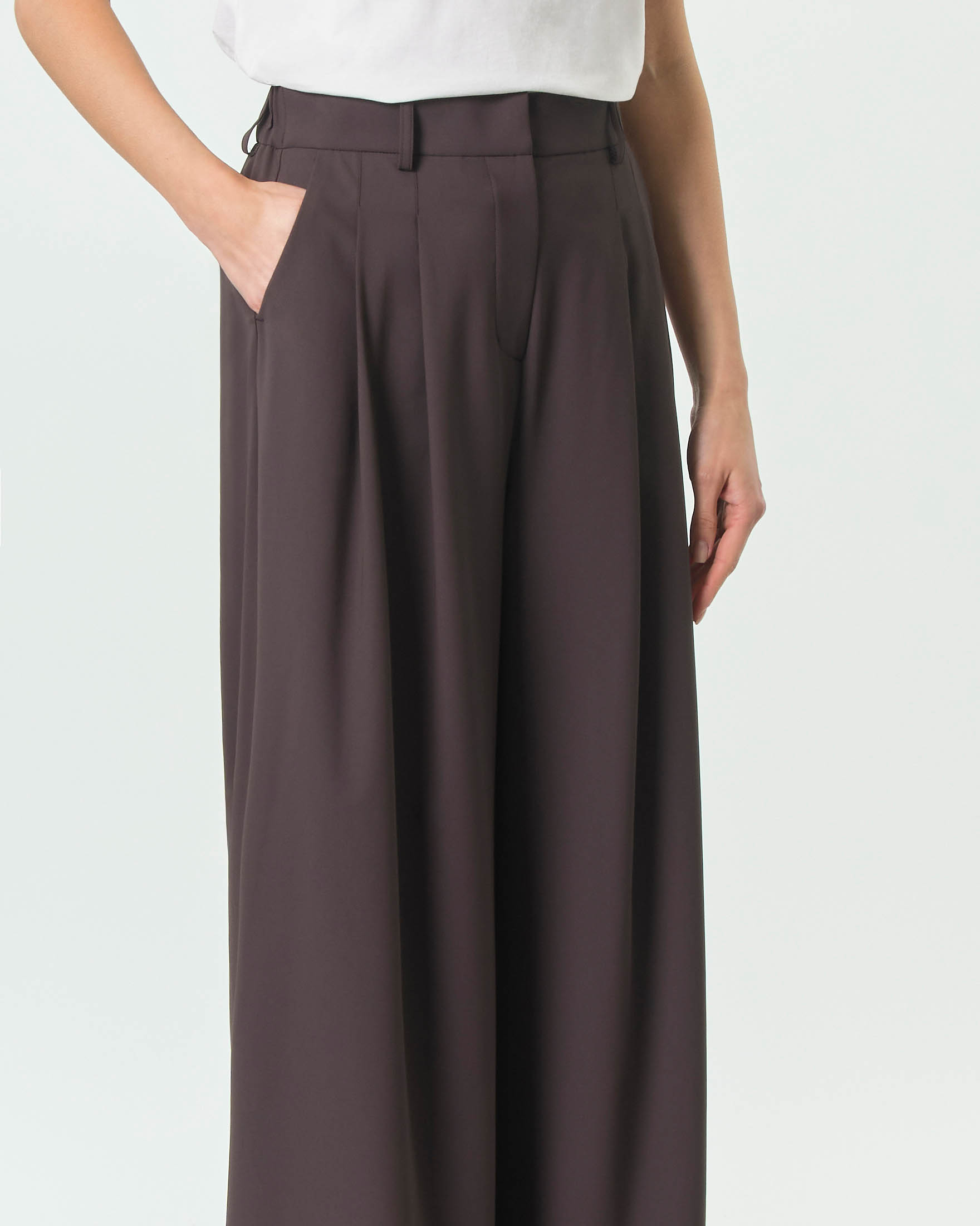 Pantalone Cler Duno marrone dal taglio sartoriale in tessuto tecnico stretch con doppia pince image