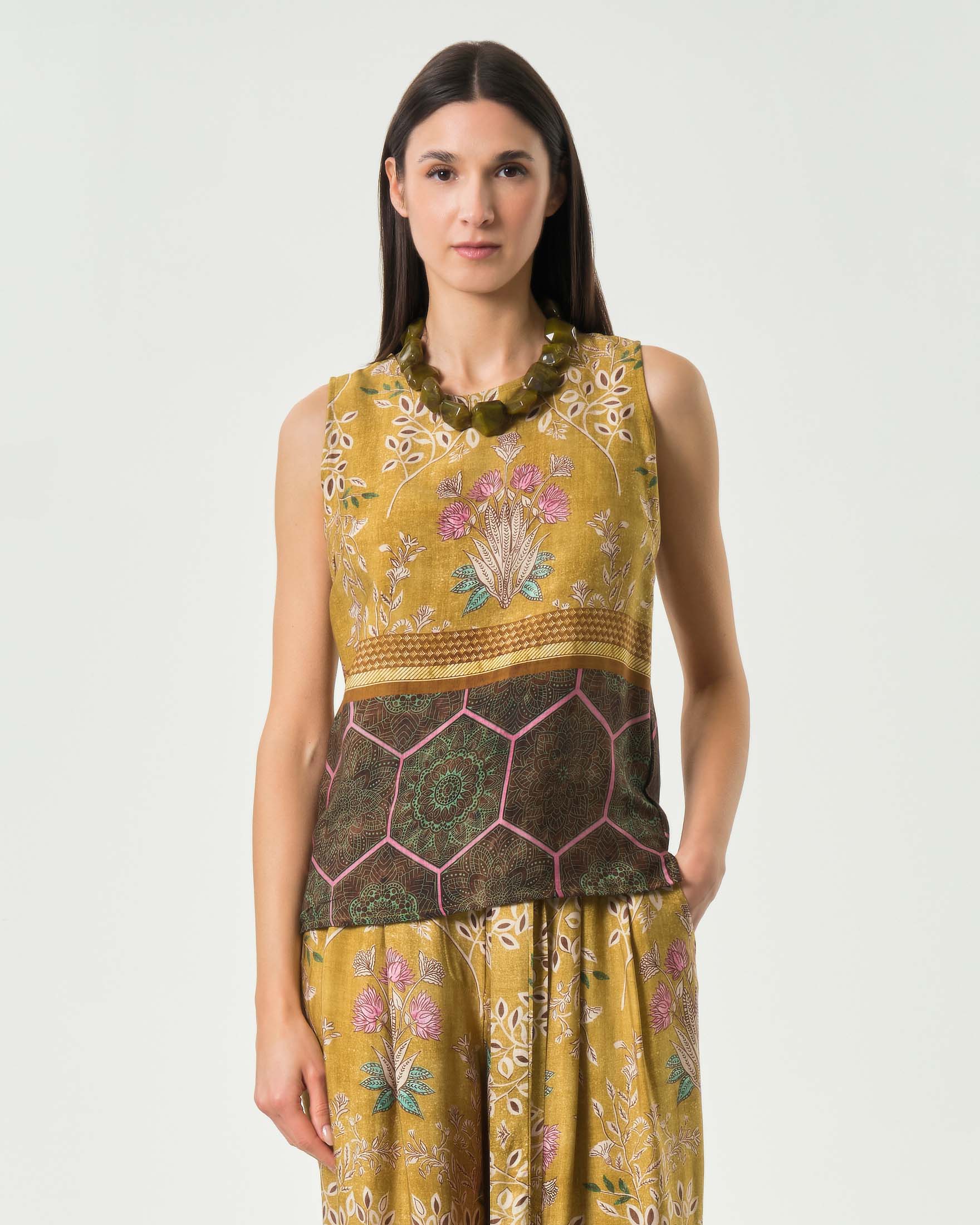 Top Wu'Side color senape in raso di viscosa con girocollo e motivo floreale all-over