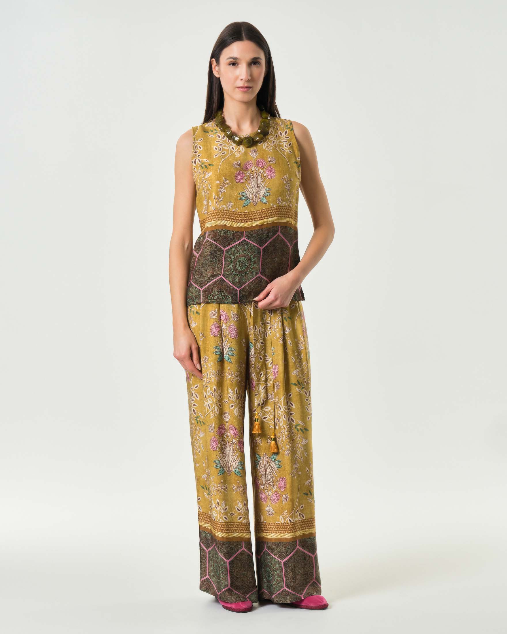 Top Wu'Side color senape in raso di viscosa con girocollo e motivo floreale all-over image