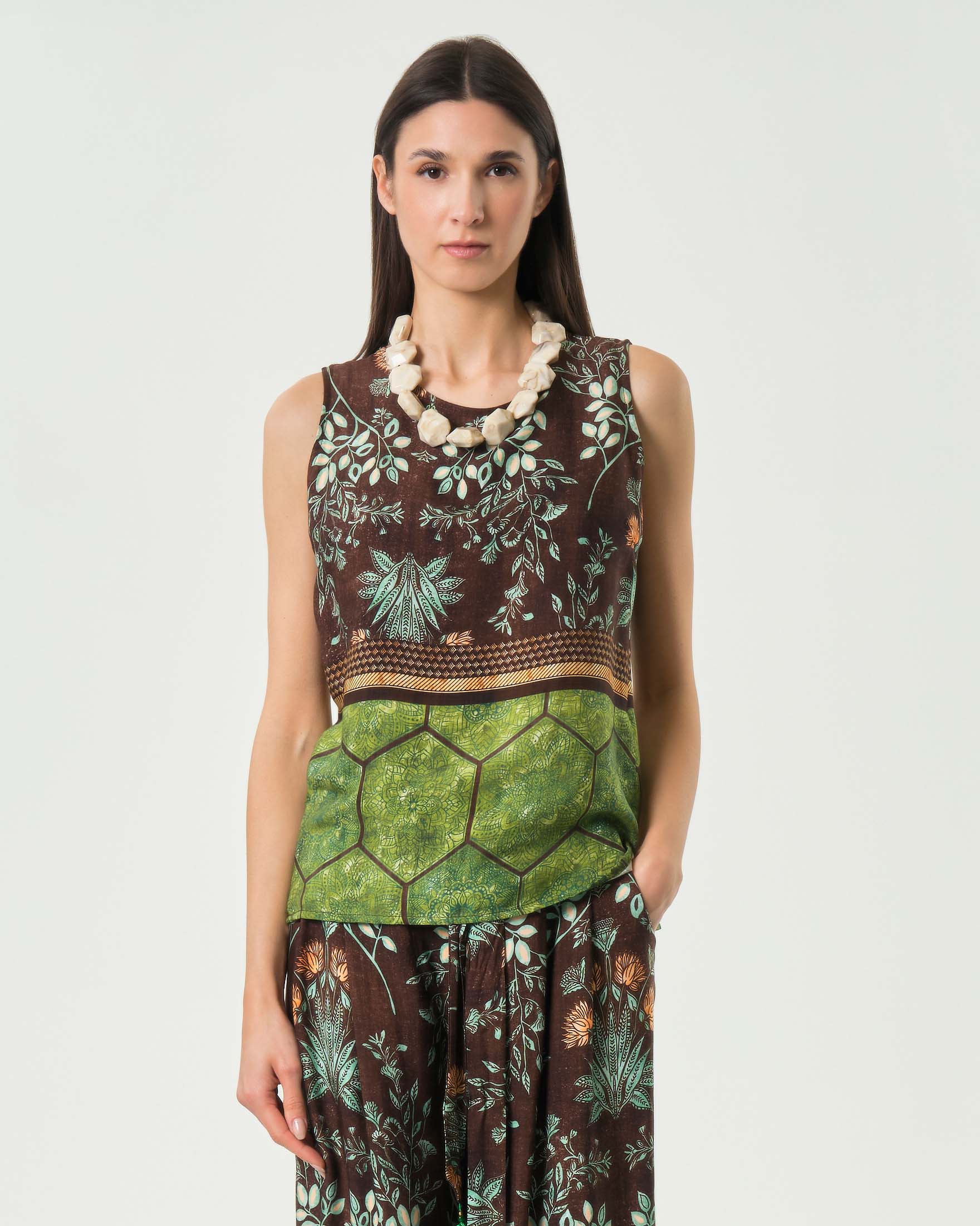 Top Wu'Side color moro in raso di viscosa girocollo con motivo floreale all-over