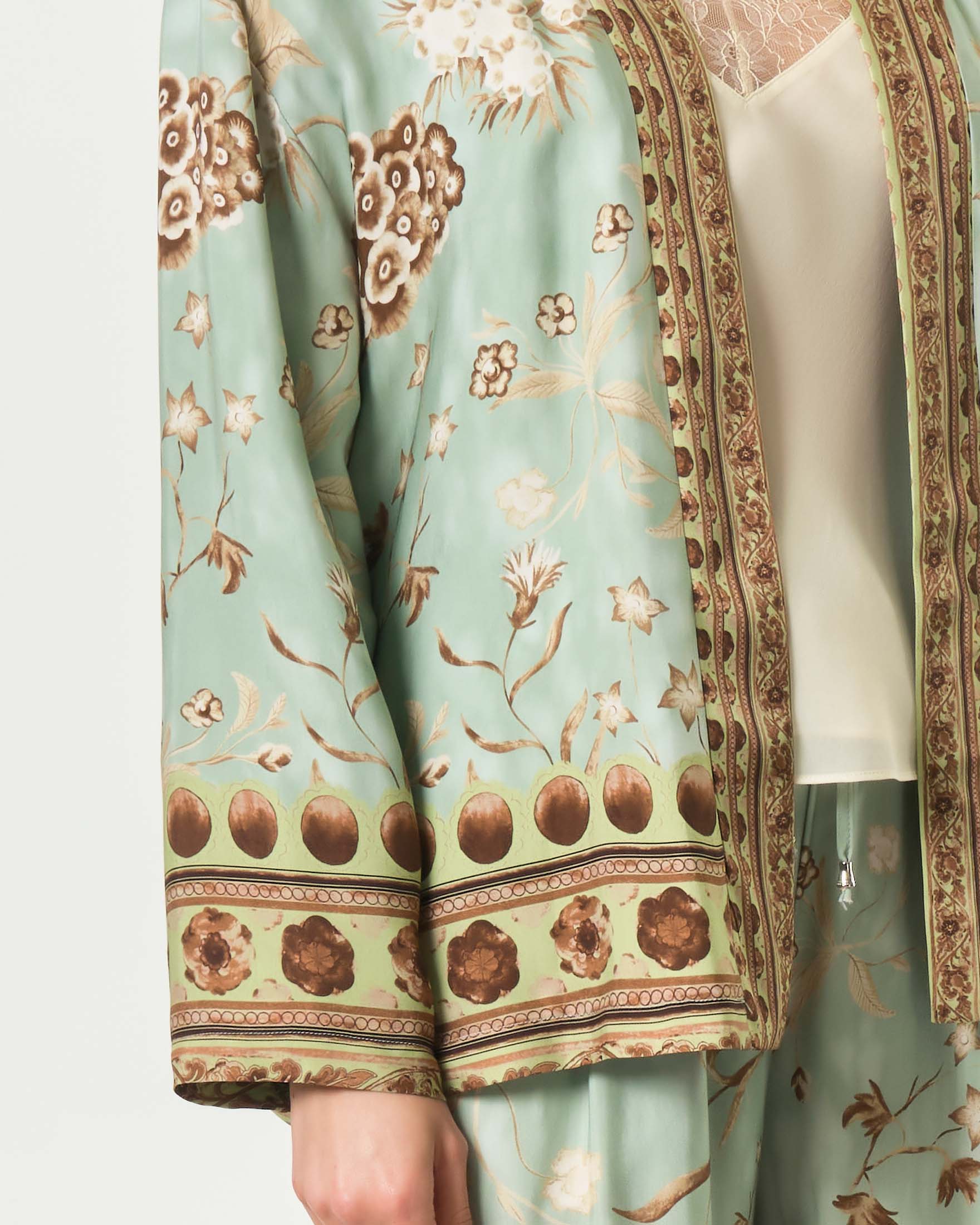 Kimono corto Wu'Side color verde acqua in raso di viscosa stampato con fantasia floreale image