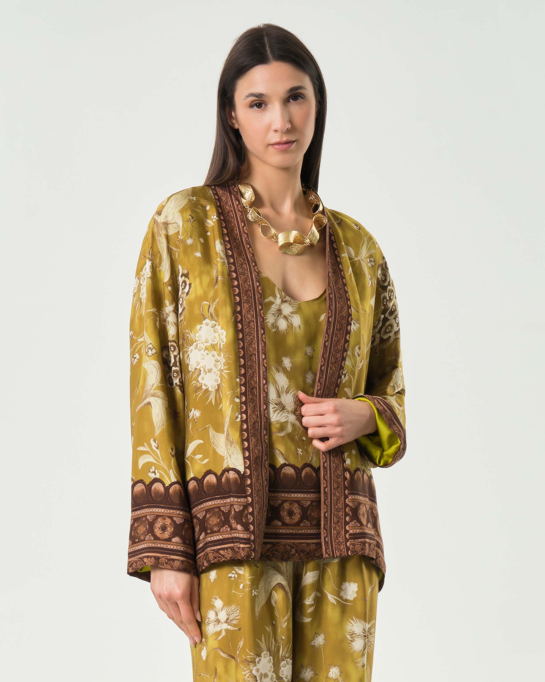 Kimono corto color senape in raso di viscosa stampato con fantasia floreale