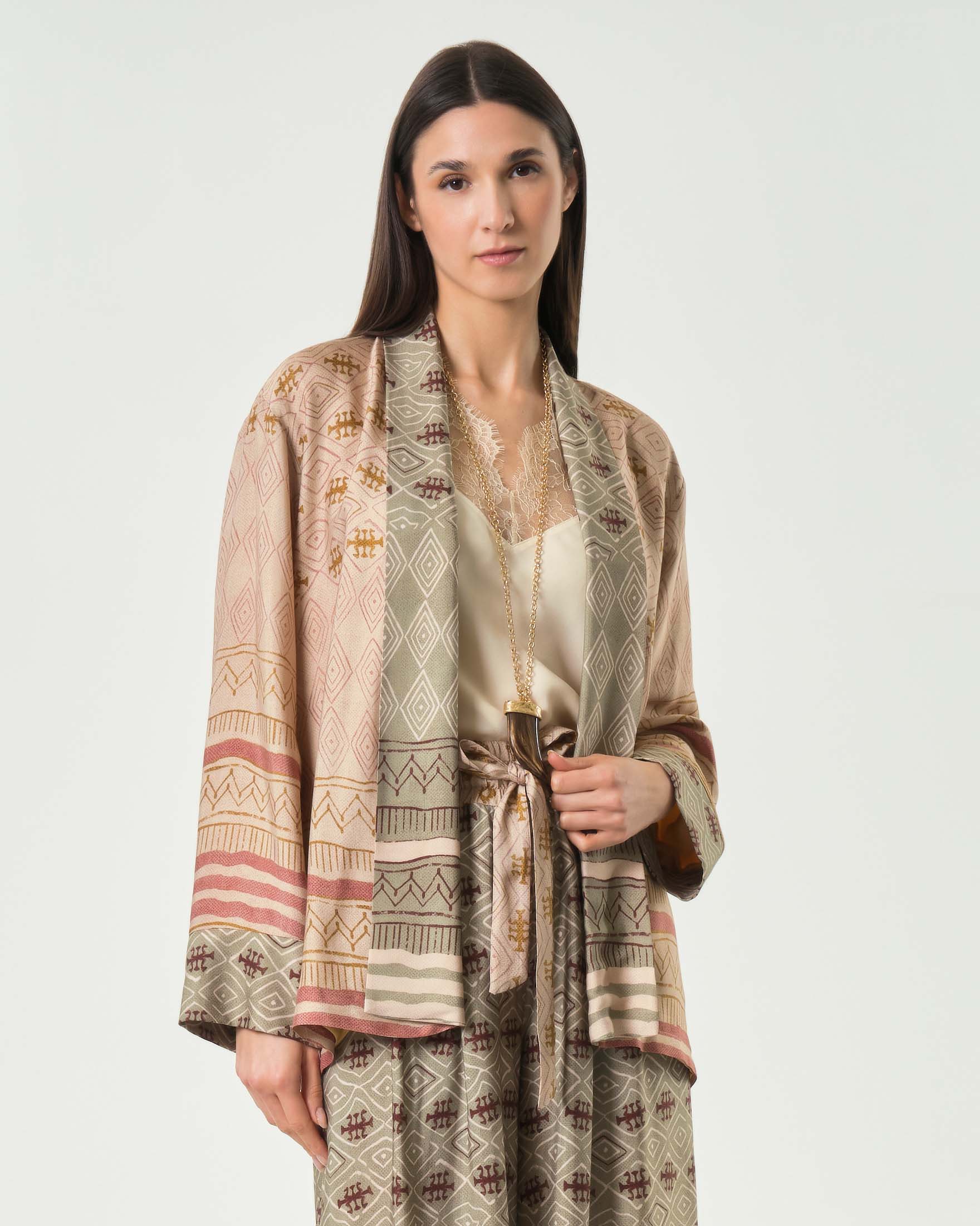 Kimono corto beige in raso di viscosa stampato a motivo geometrico