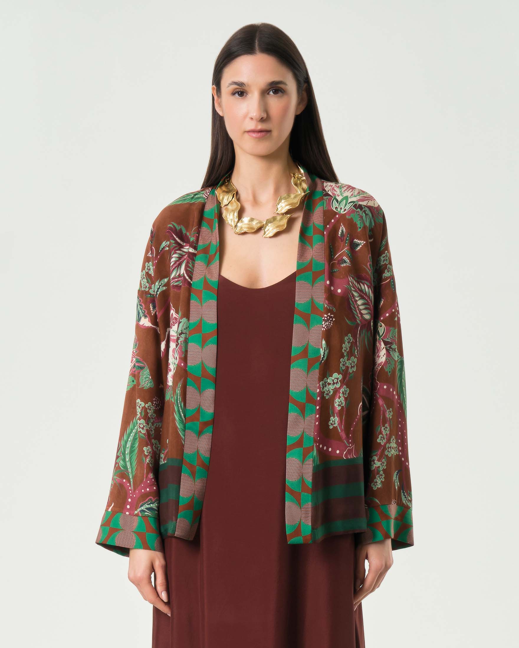 Kimono corto Wu'Side marrone in raso di viscosa stampato con fantasia floreale verde