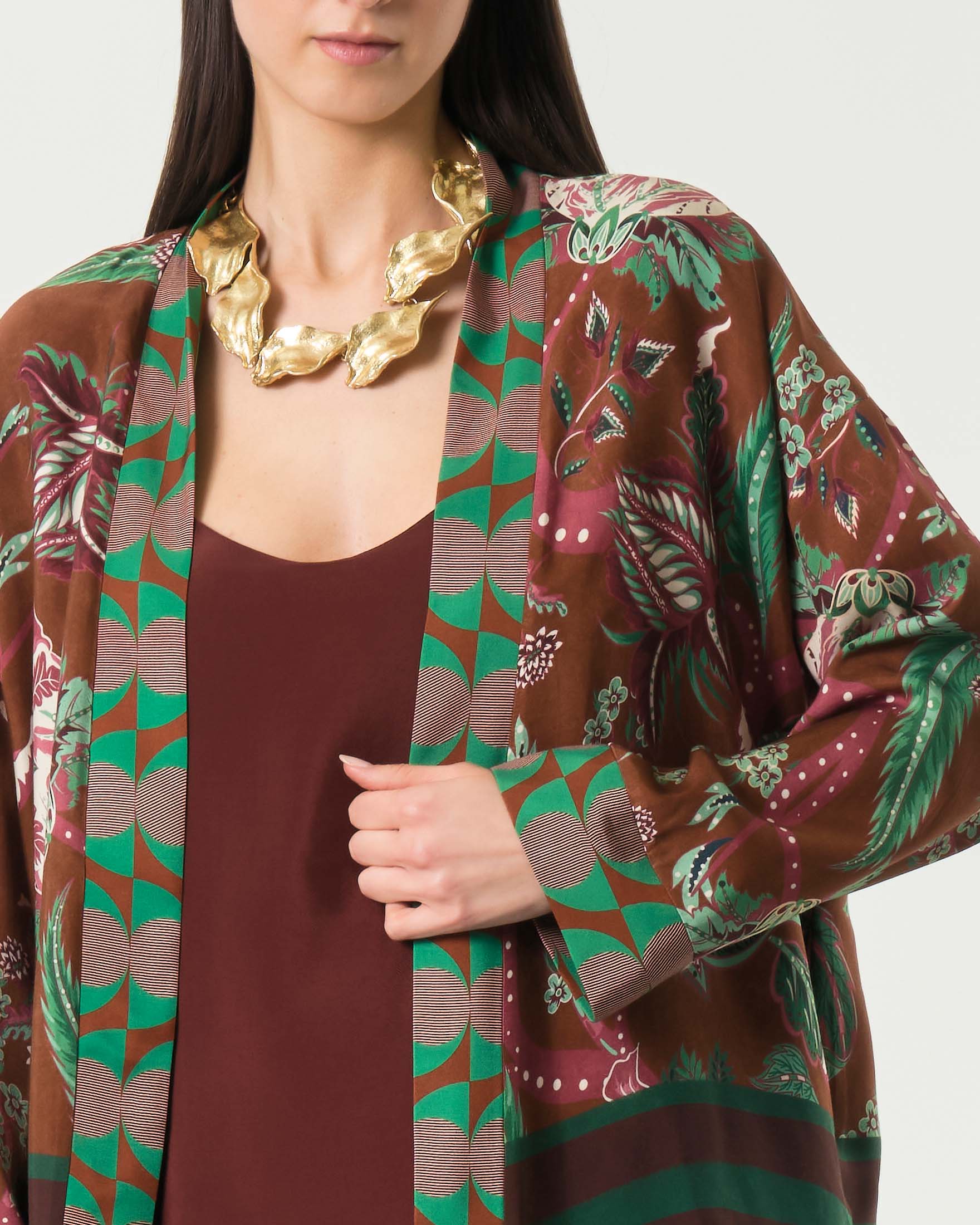 Kimono corto Wu'Side marrone in raso di viscosa stampato con fantasia floreale verde image
