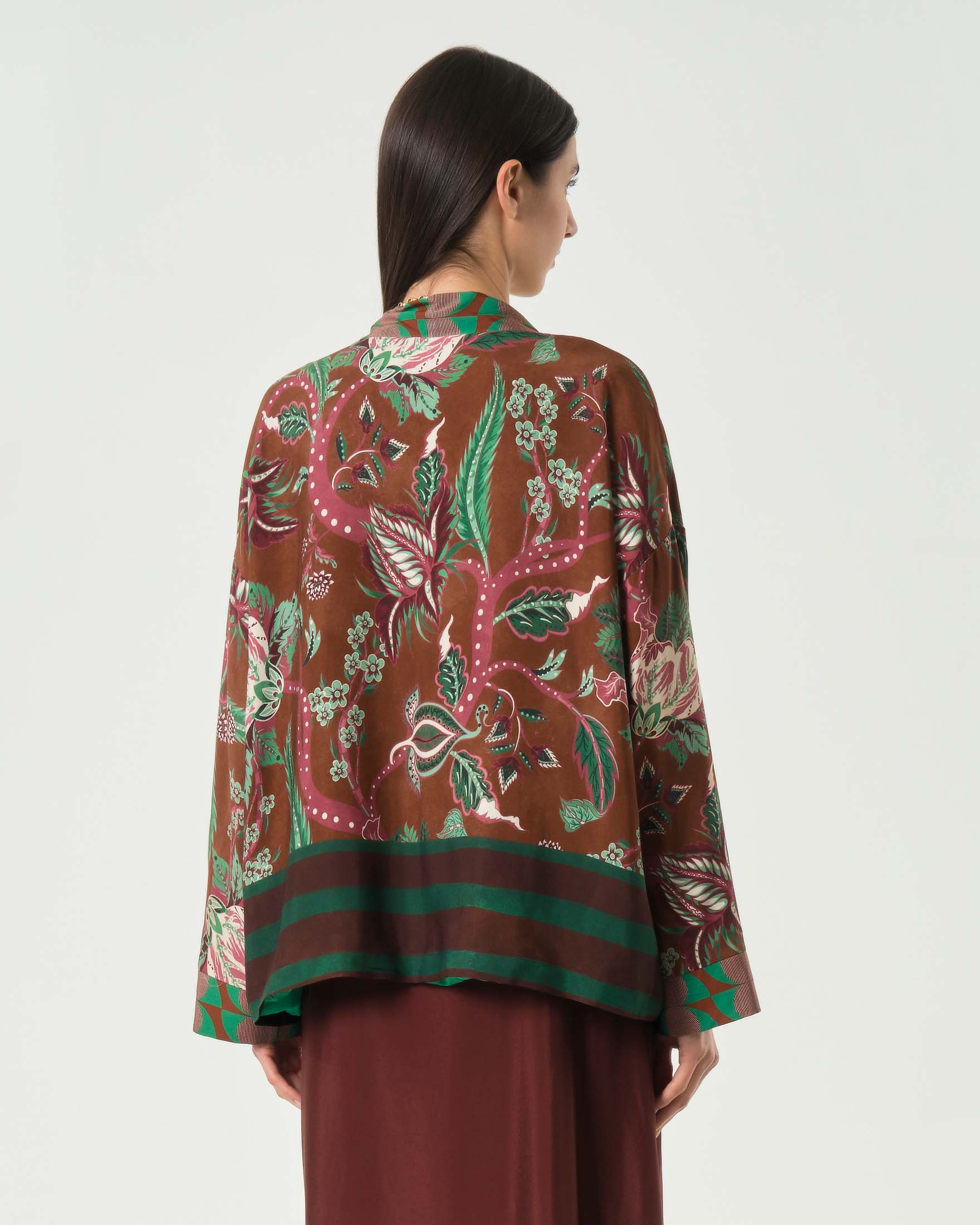 Kimono corto Wu'Side marrone in raso di viscosa stampato con fantasia floreale verde