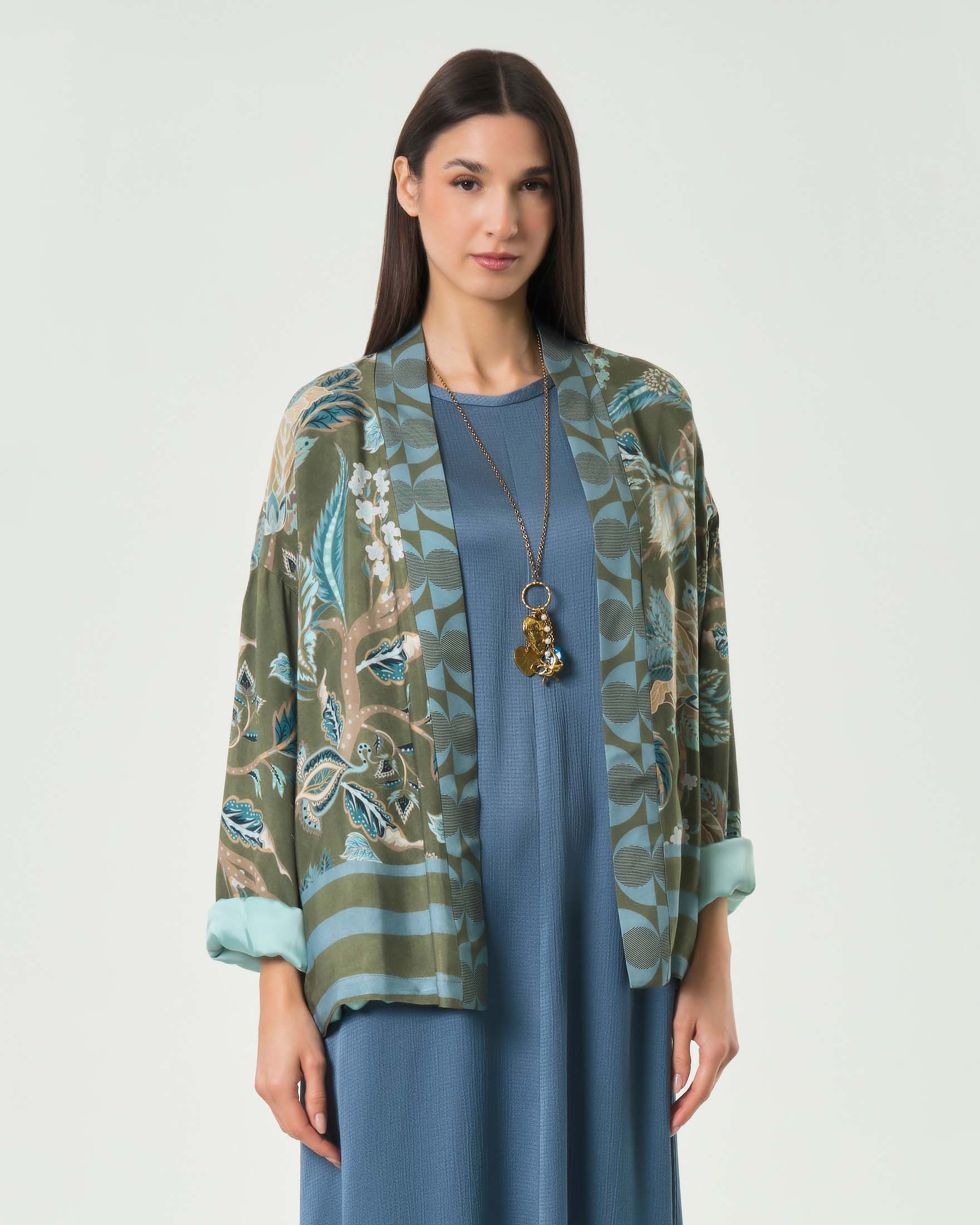 Kimono corto color militare in raso di viscosa stampato con fantasia floreale azzurra