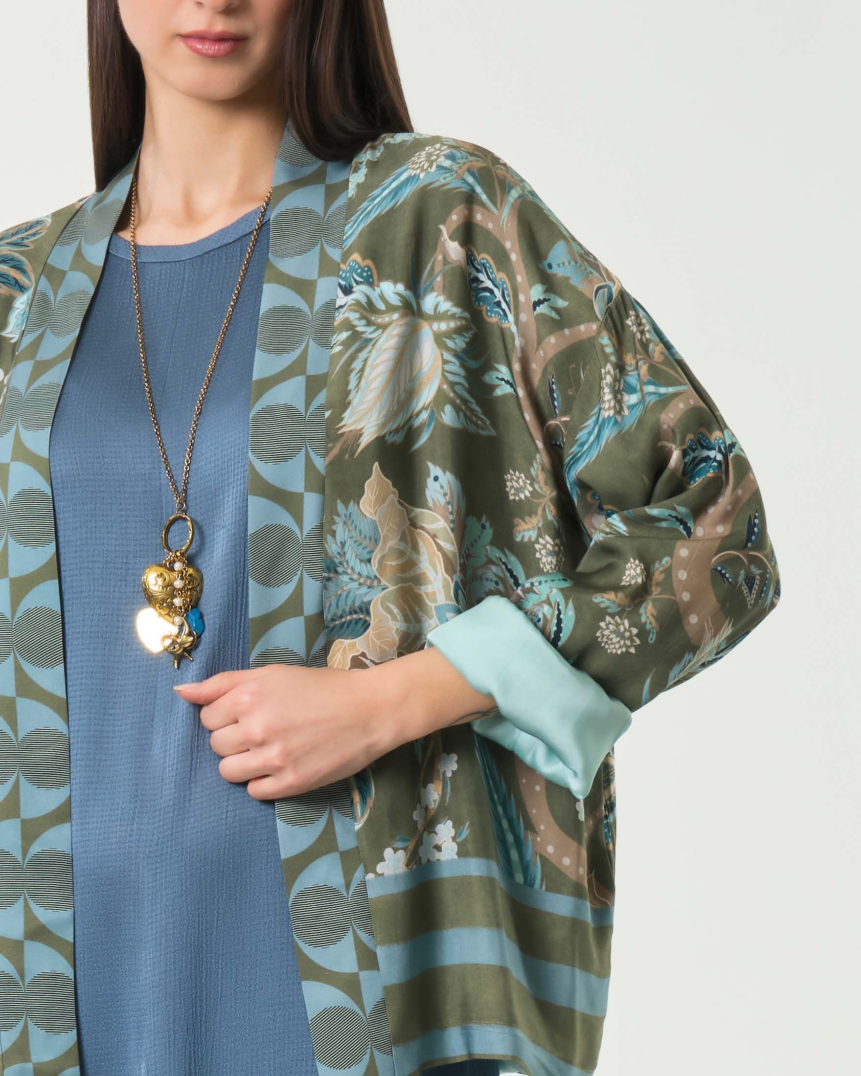 Kimono corto Wu'Side color militare in raso di viscosa stampato con fantasia floreale azzurra image