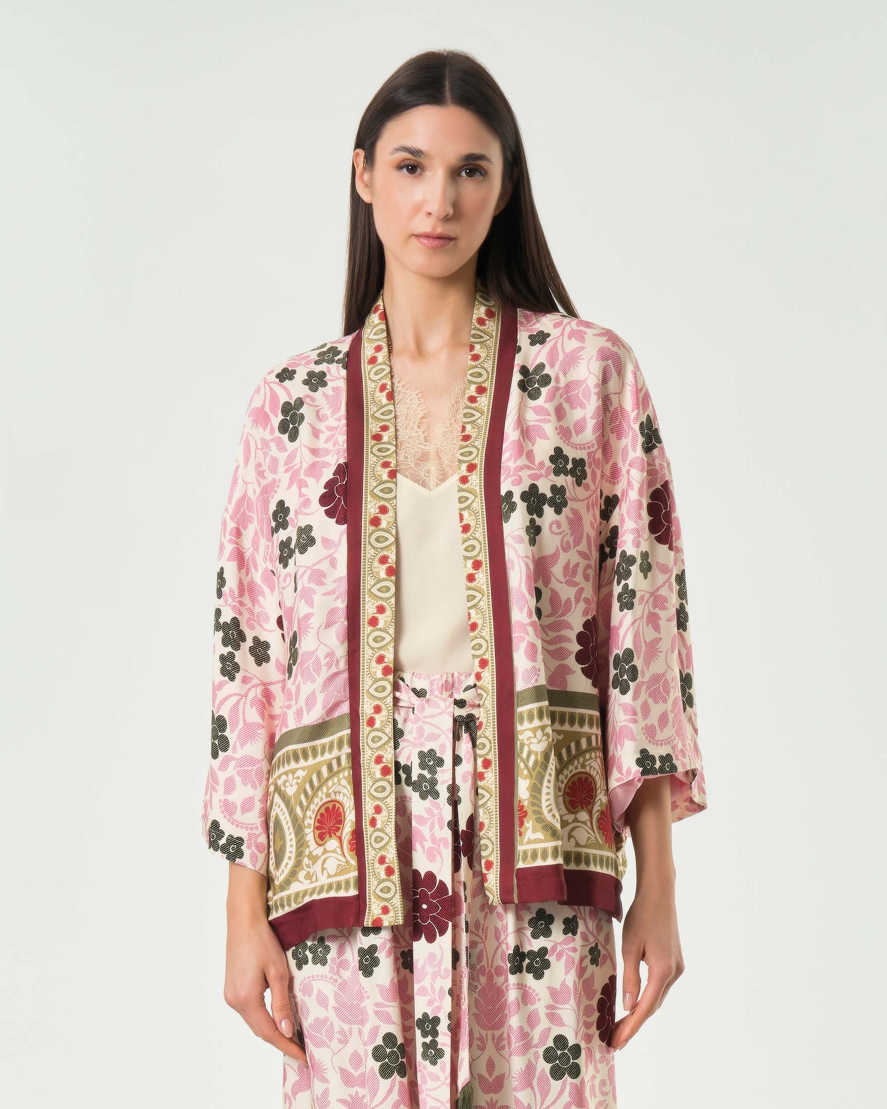 Kimono corto Wu'Side rosa in raso di viscosa stampato con fantasia floreale verde e maniche a tre quarti