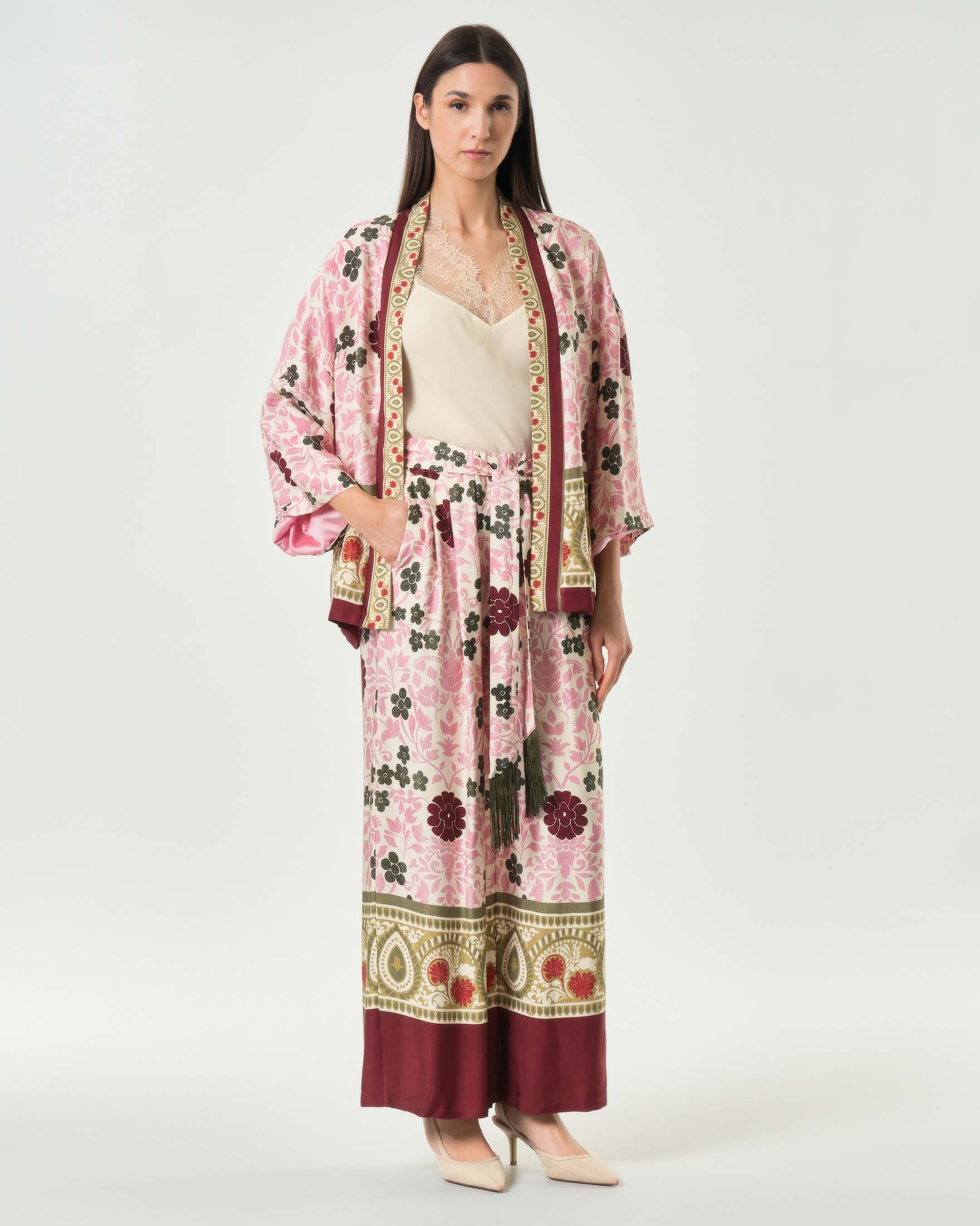 Kimono corto Wu'Side rosa in raso di viscosa stampato con fantasia floreale verde e maniche a tre quarti image