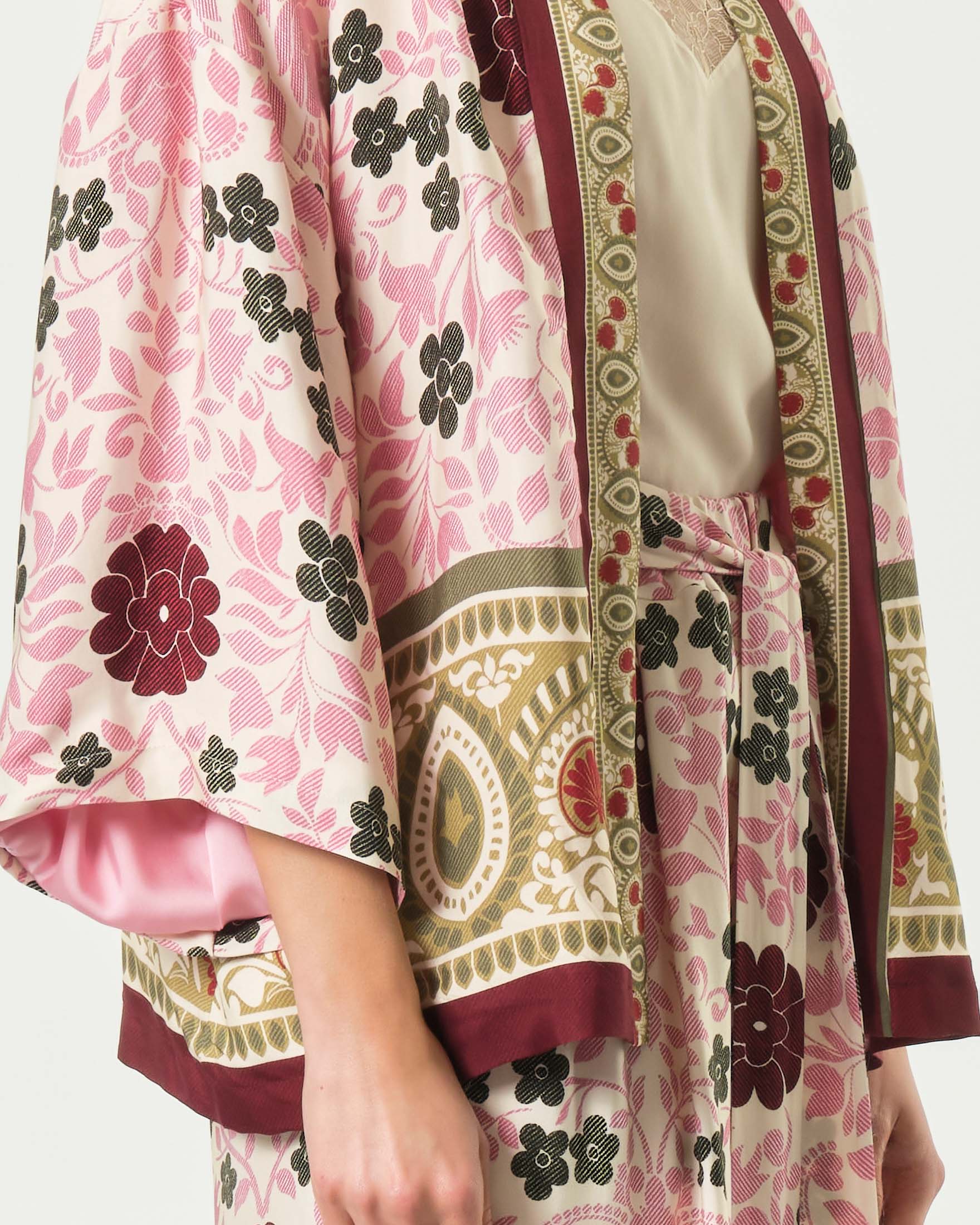 Kimono corto Wu'Side rosa in raso di viscosa stampato con fantasia floreale verde e maniche a tre quarti