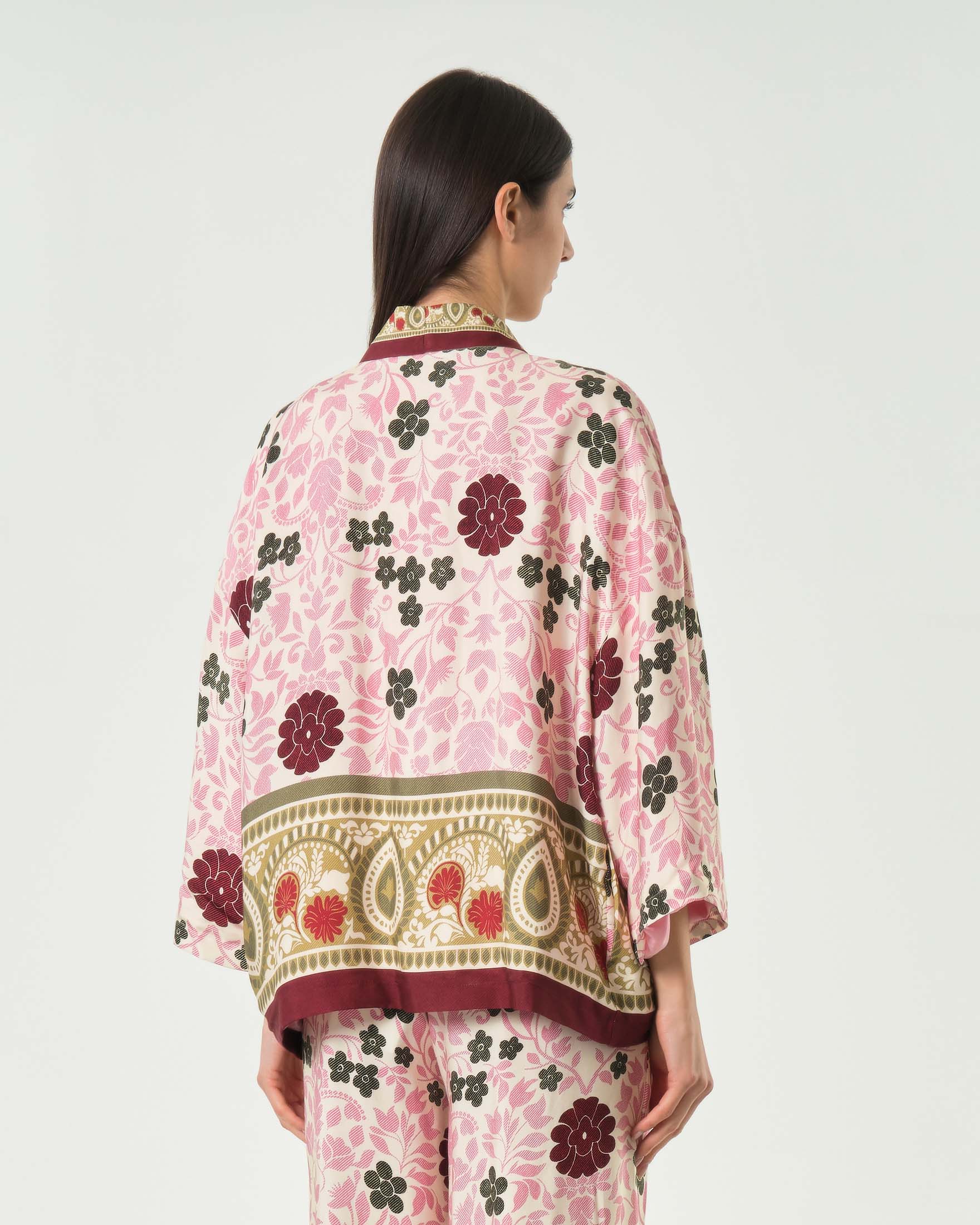 Kimono corto Wu'Side rosa in raso di viscosa stampato con fantasia floreale verde e maniche a tre quarti