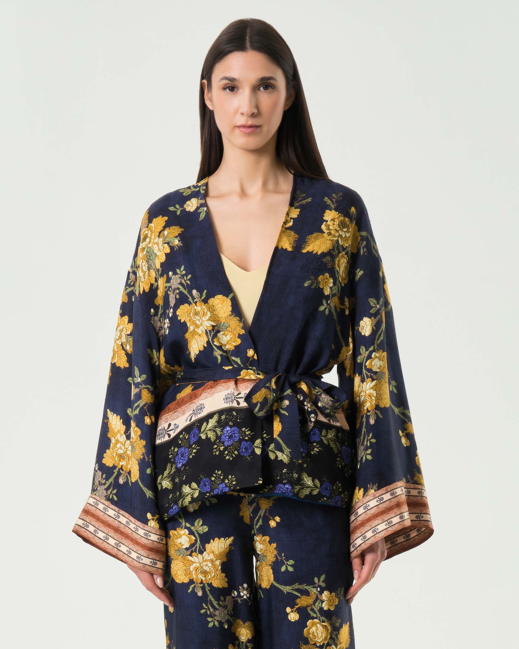 Kimono corto blu in raso di viscosa stampato con fantasia floreale