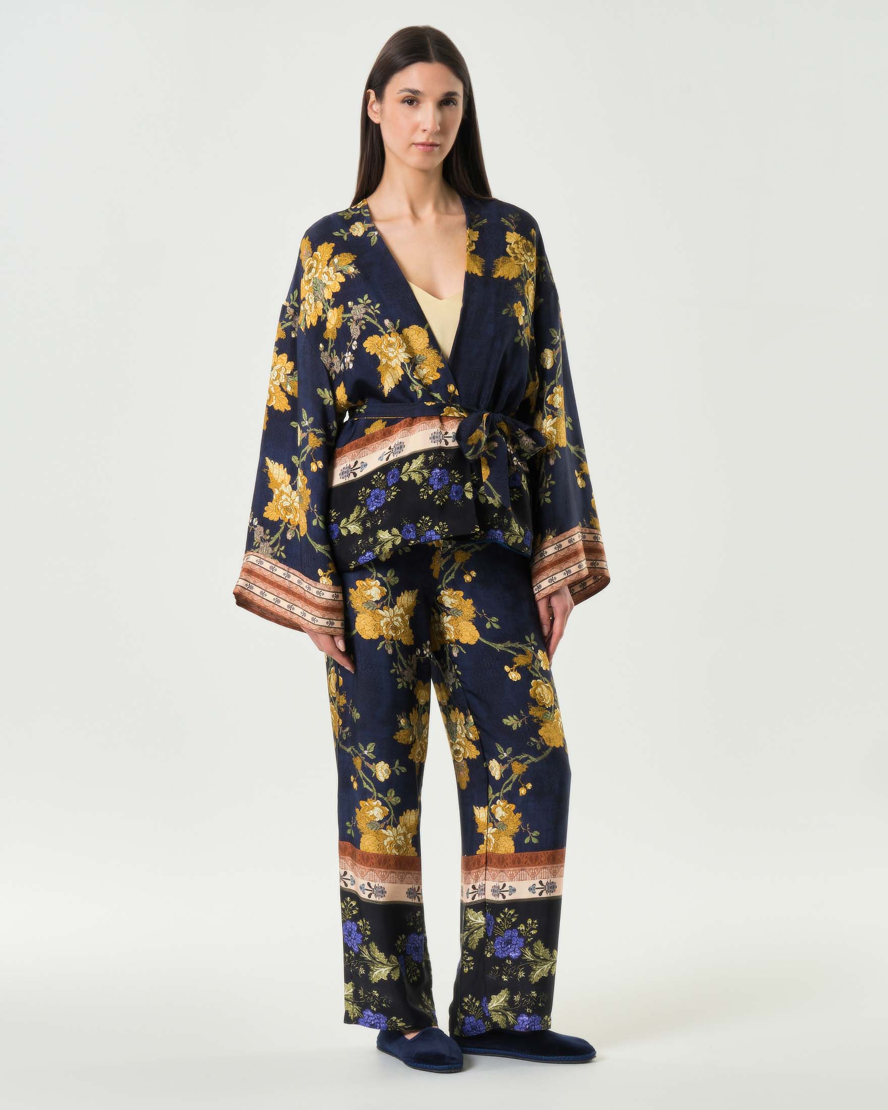 Kimono corto Wu'Side blu in raso di viscosa stampato con fantasia floreale image