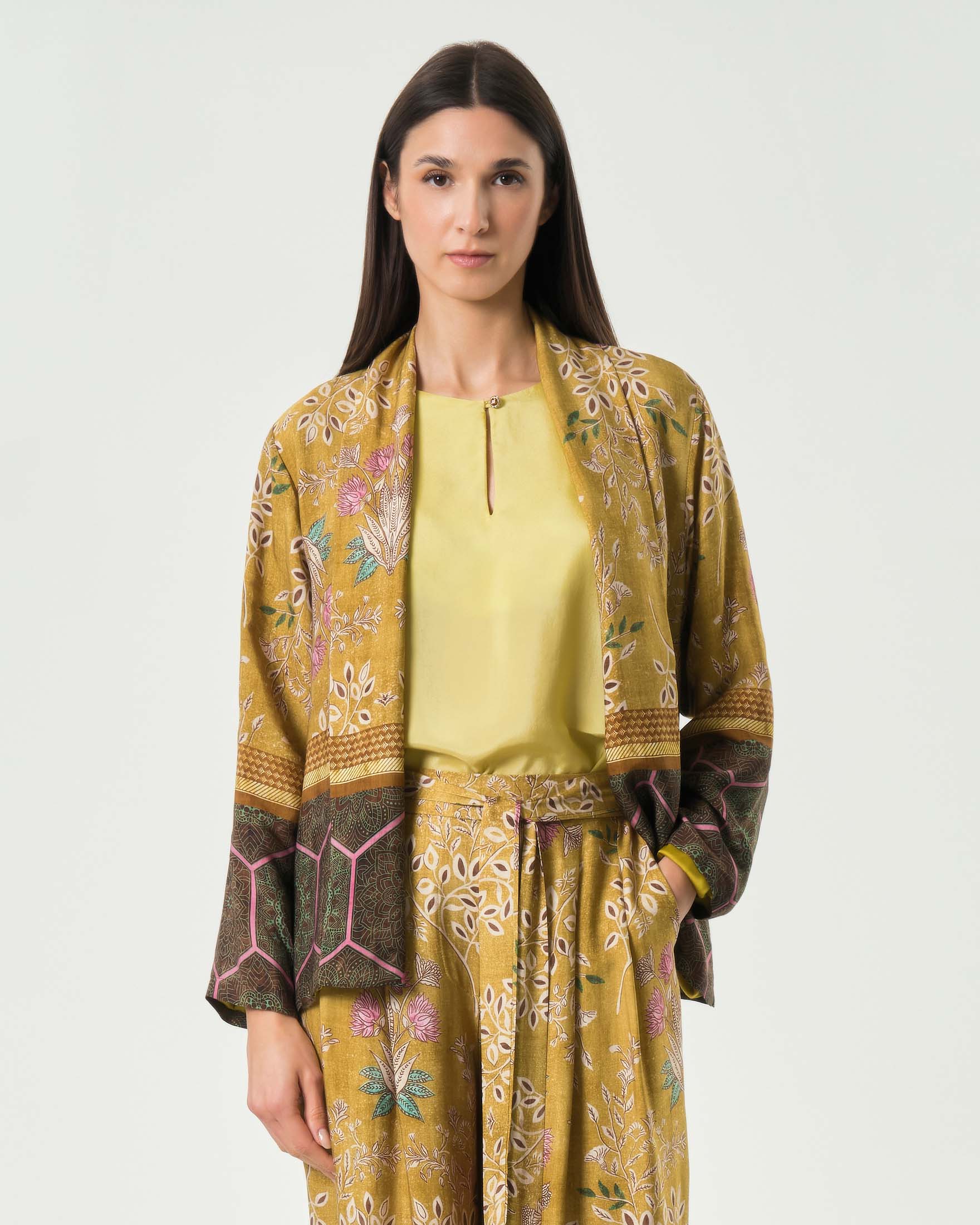 Kimono corto Wu'Side color senape in raso di viscosa stampato con fantasia floreale