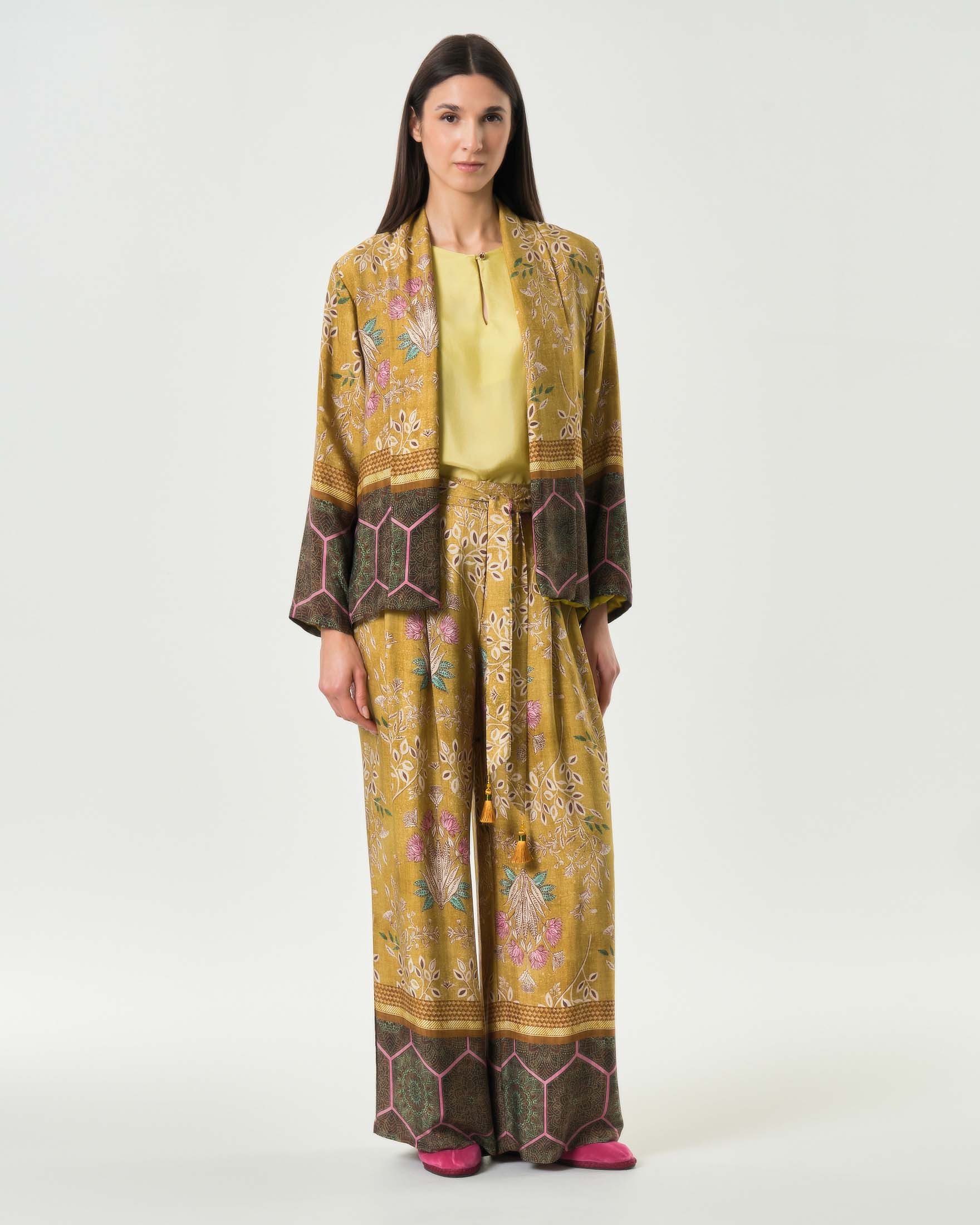 Kimono corto Wu'Side color senape in raso di viscosa stampato con fantasia floreale image