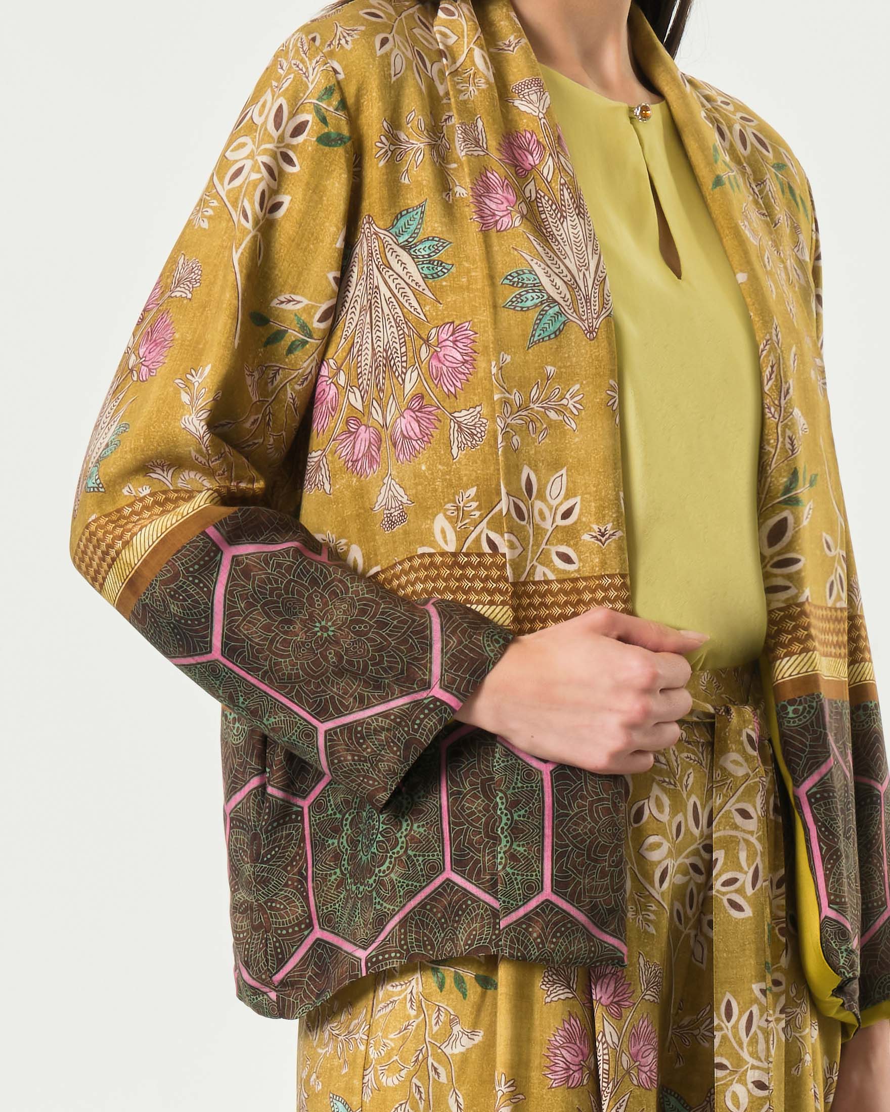 Kimono corto Wu'Side color senape in raso di viscosa stampato con fantasia floreale