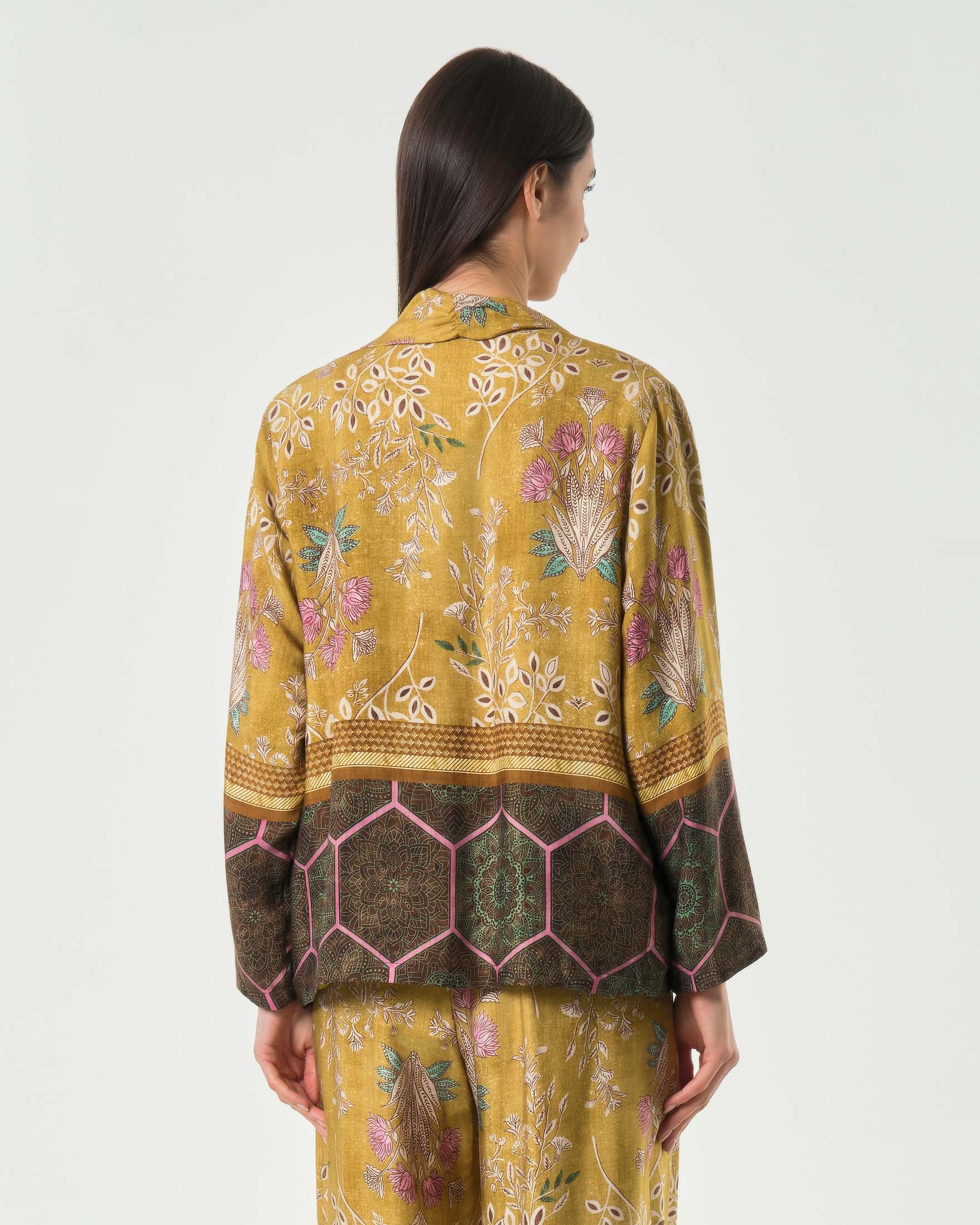 Kimono corto Wu'Side color senape in raso di viscosa stampato con fantasia floreale