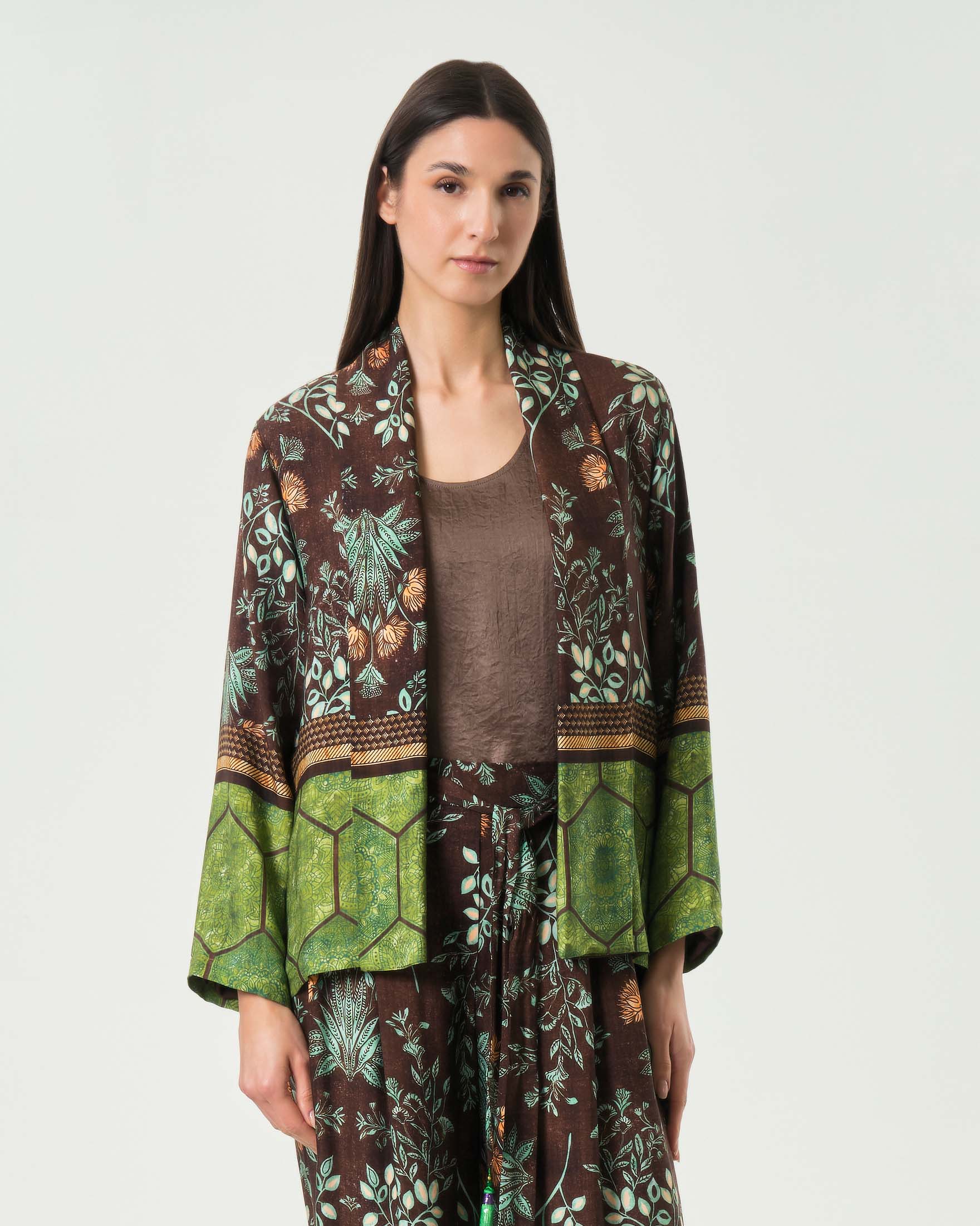Kimono corto marrone in raso di viscosa stampato con fantasia floreale