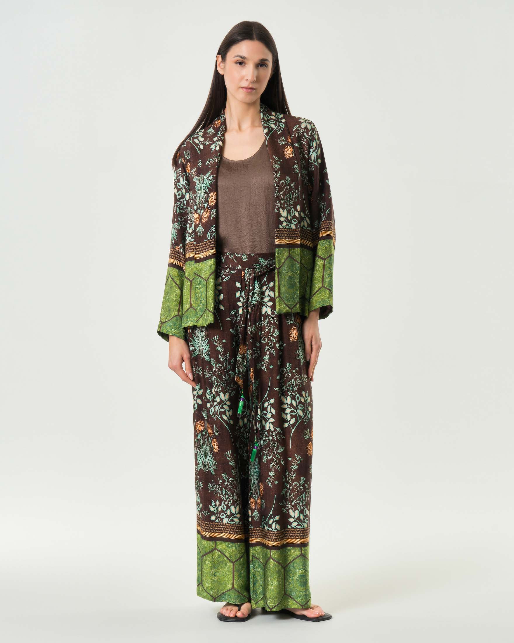 Kimono corto Wu'Side marrone in raso di viscosa stampato con fantasia floreale image