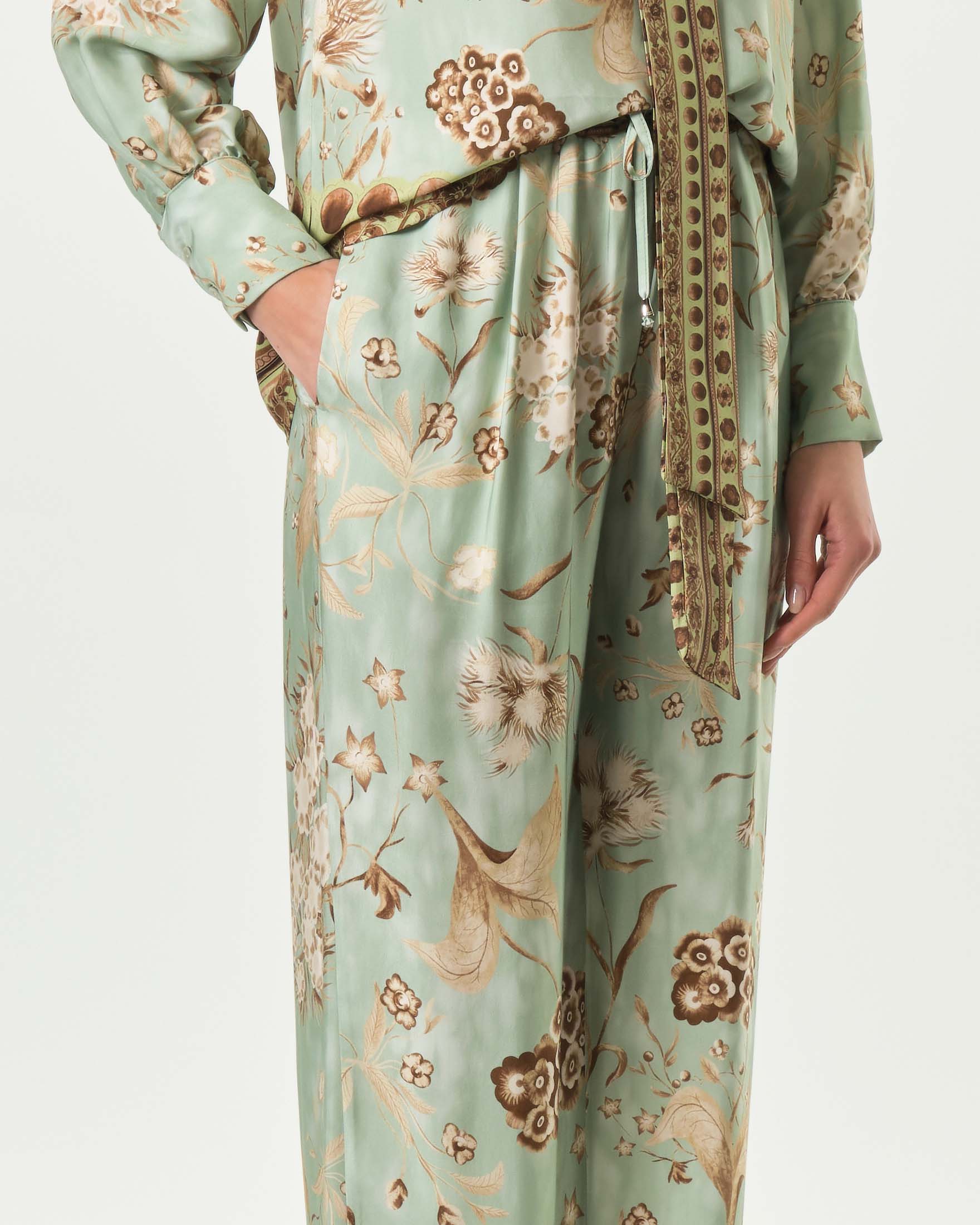 Pantaloni Wu'Side verde acqua in raso di viscosa con stampa floreale dalla linea dritta e vita elasticizzata image