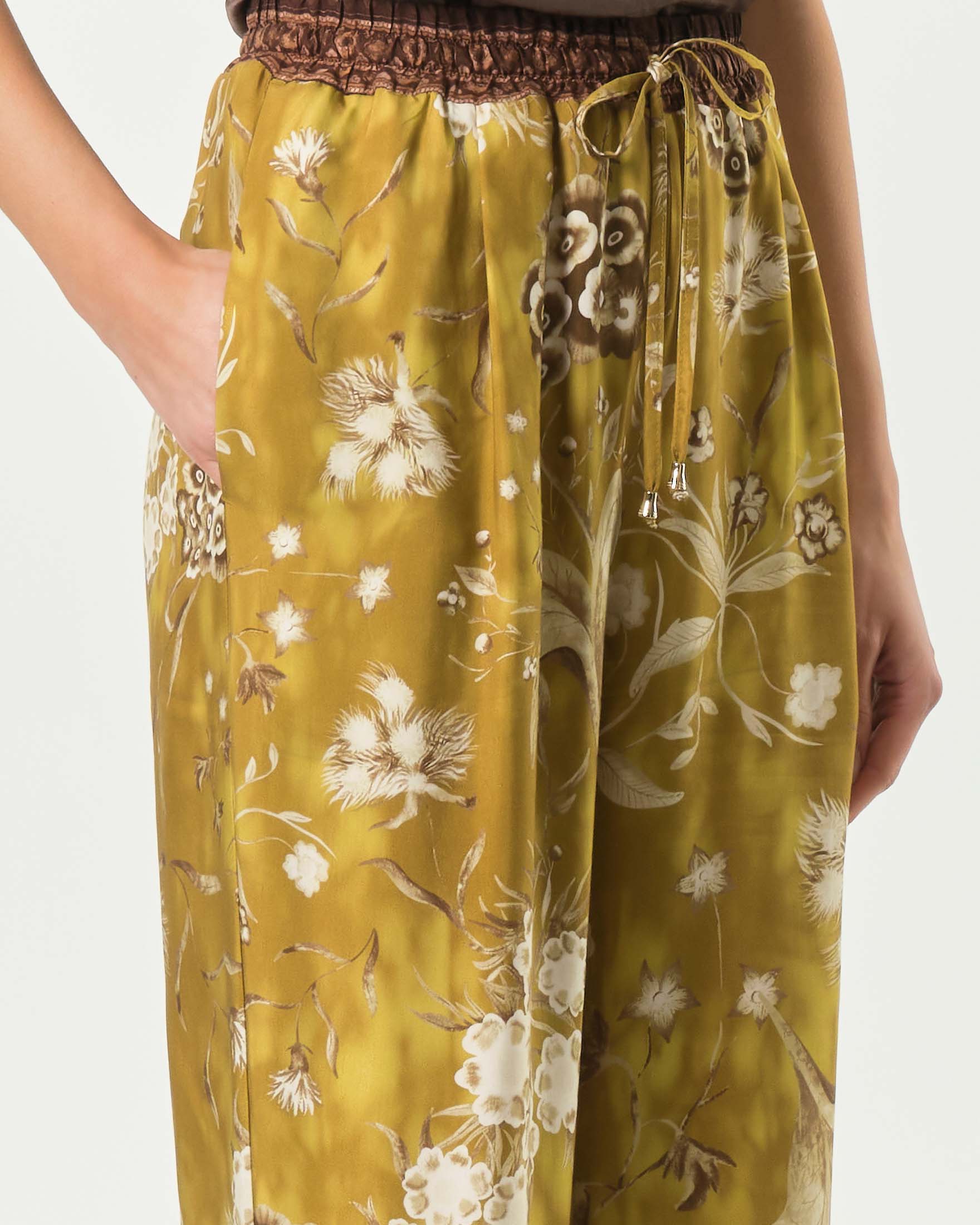 Pantaloni Wu'Side color senape in raso di viscosa con stampa floreale dalla linea dritta e vita elasticizzata