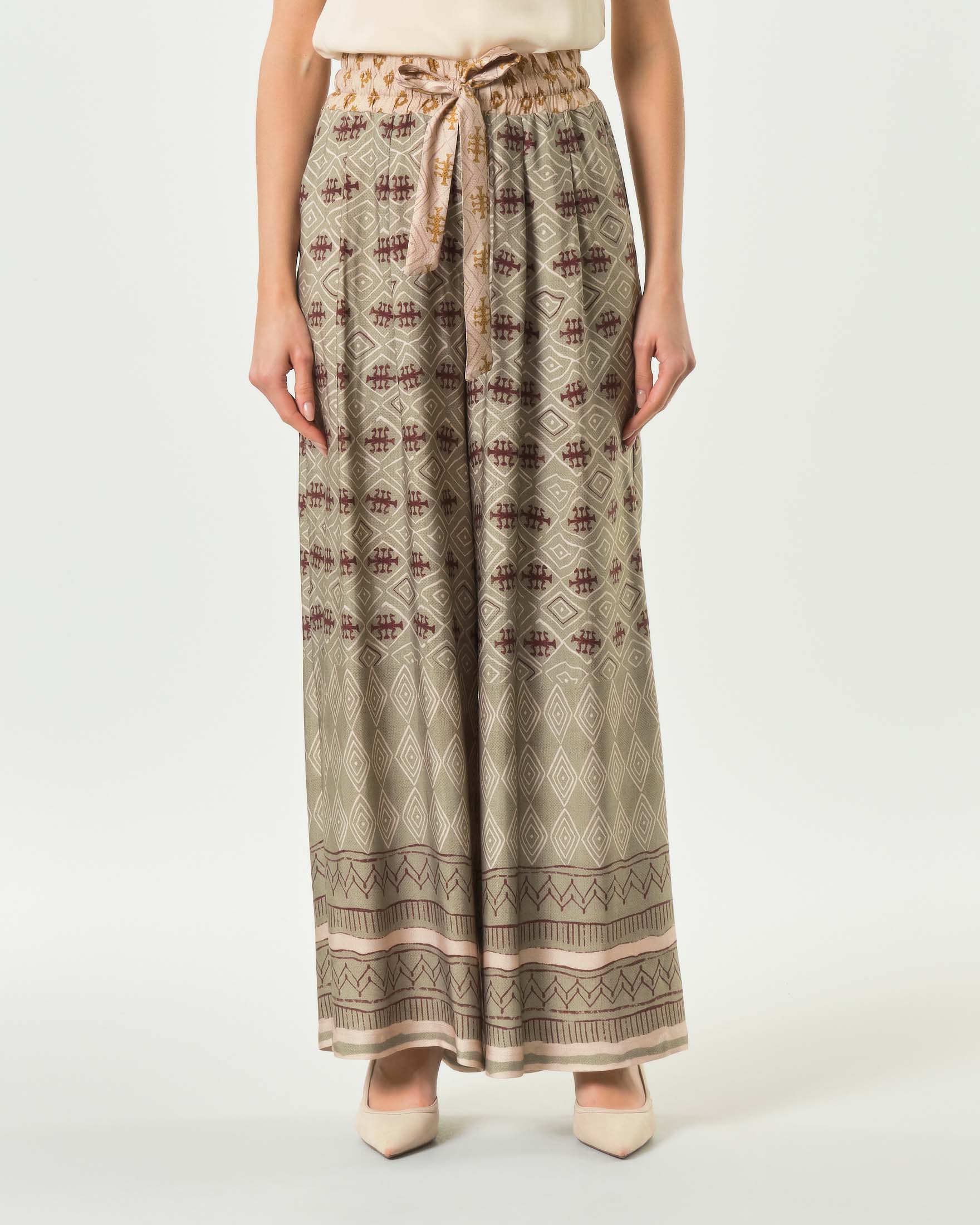 Pantaloni palazzo Wu'Side color salvia in raso di viscosa con stampa geometrica e vita elasticizzata image