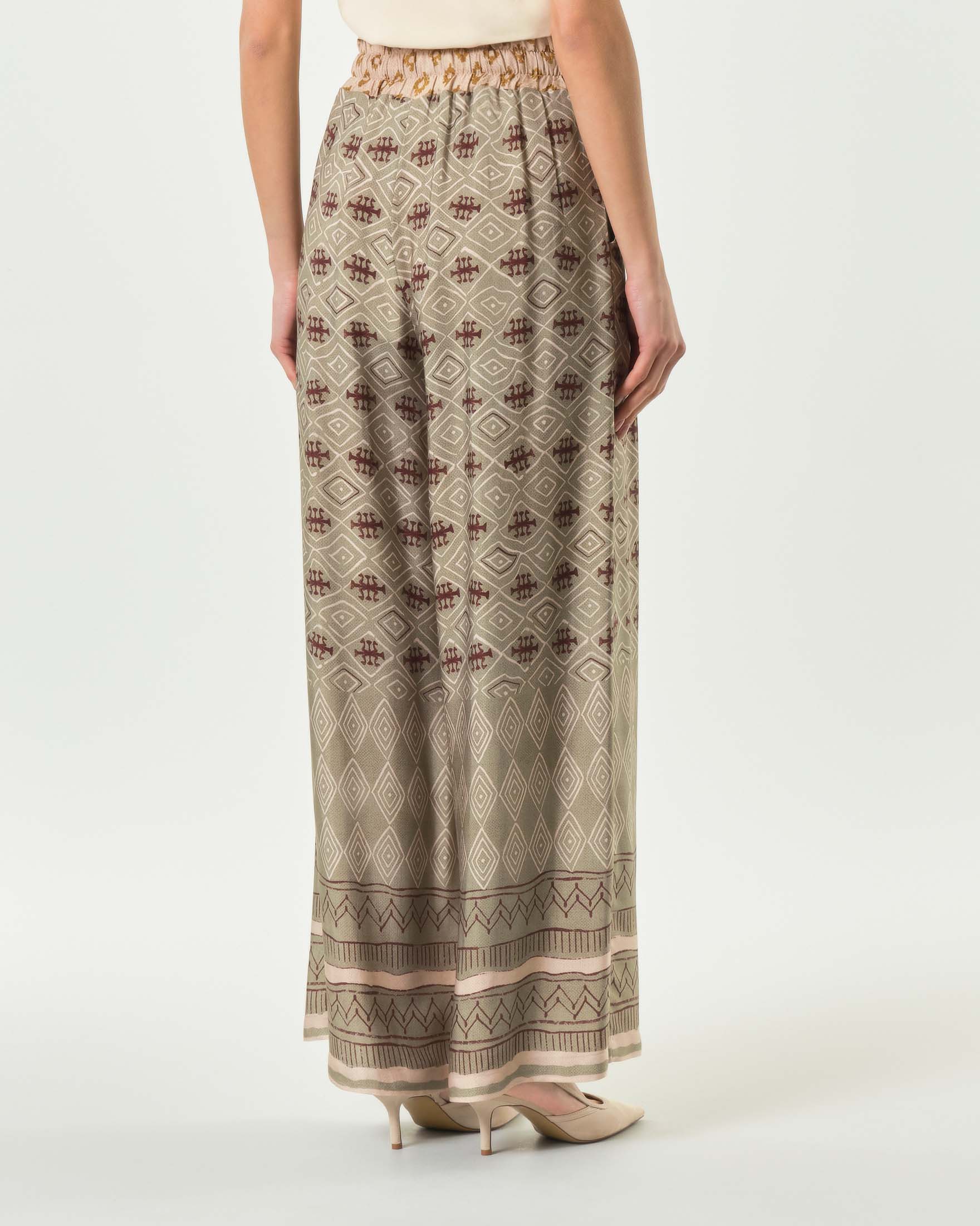 Pantaloni palazzo Wu'Side color salvia in raso di viscosa con stampa geometrica e vita elasticizzata