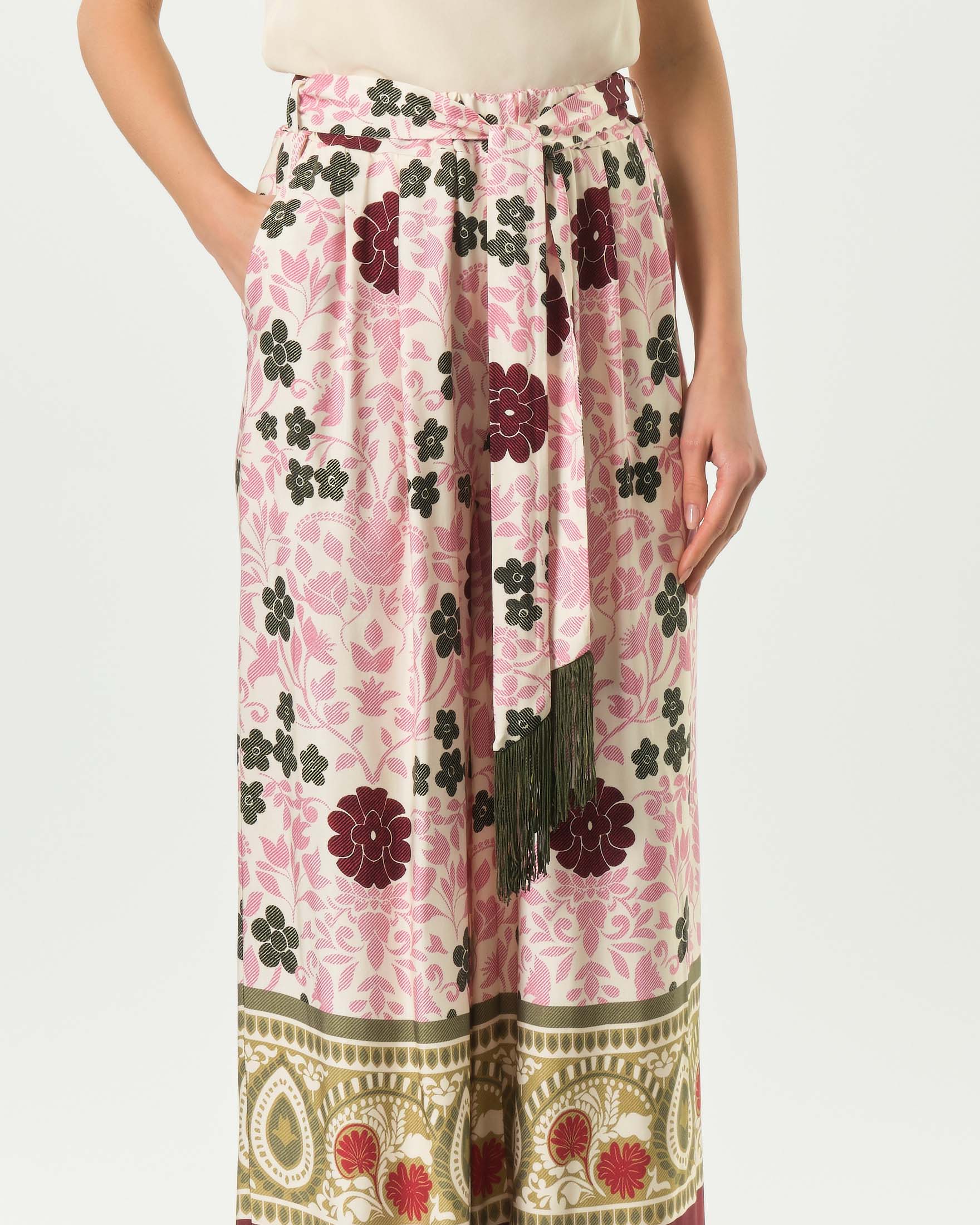 Pantaloni palazzo Wu'Side rosa in raso di viscosa con stampa floreale verde e vita elasticizzata image