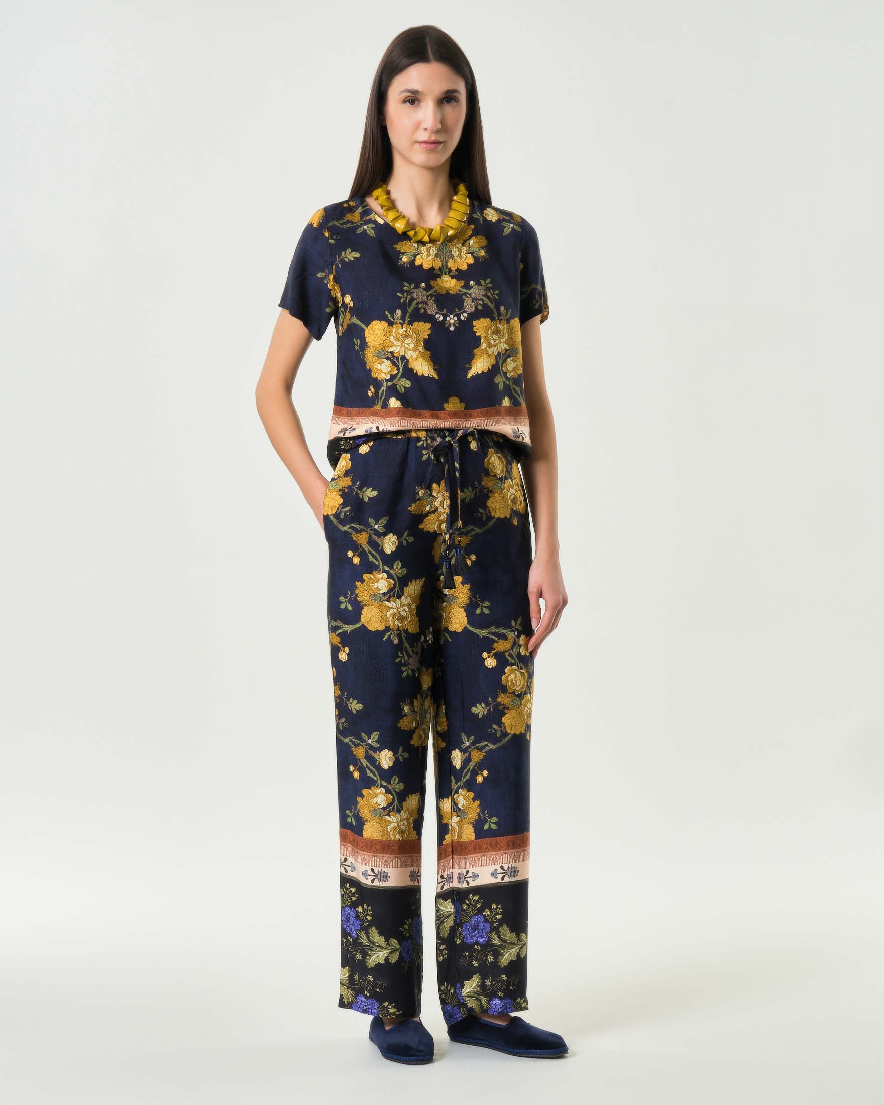 Pantaloni dritti Wu'Side blu in raso di viscosa con stampa floreale e vita elasticizzata