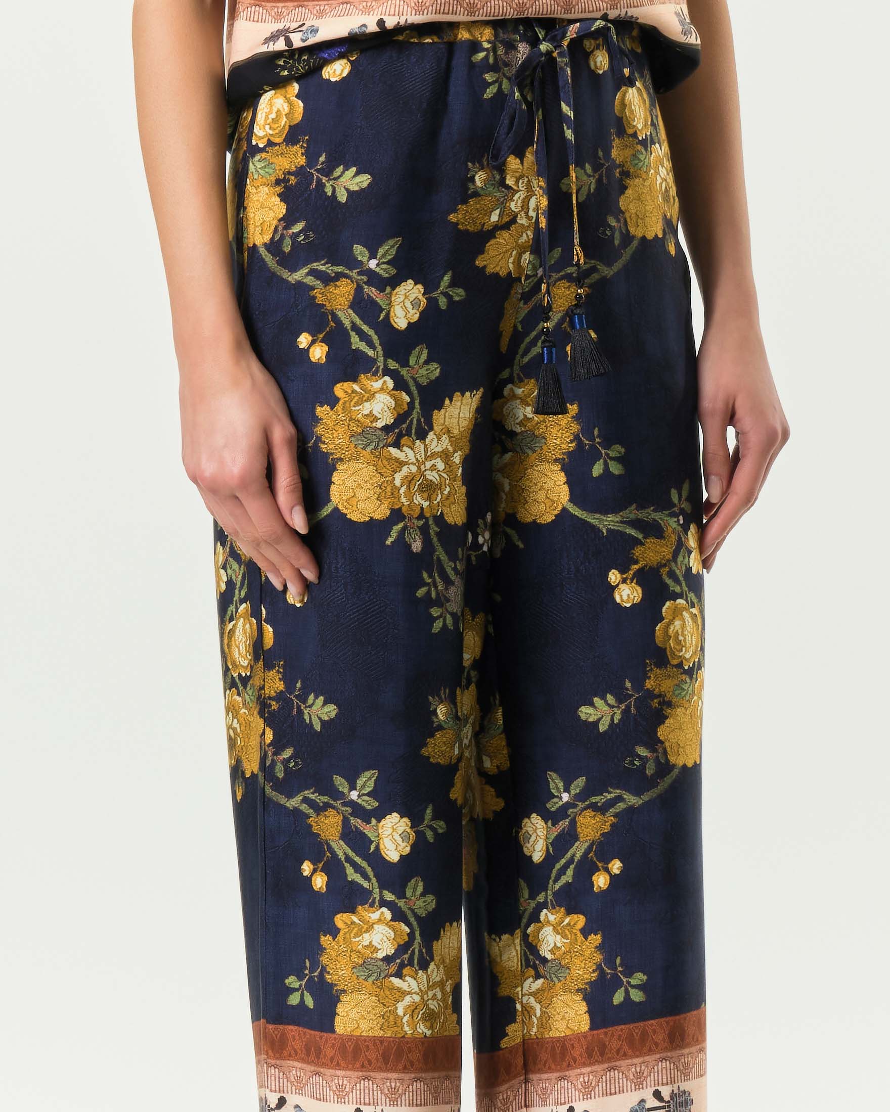 Pantaloni dritti Wu'Side blu in raso di viscosa con stampa floreale e vita elasticizzata image