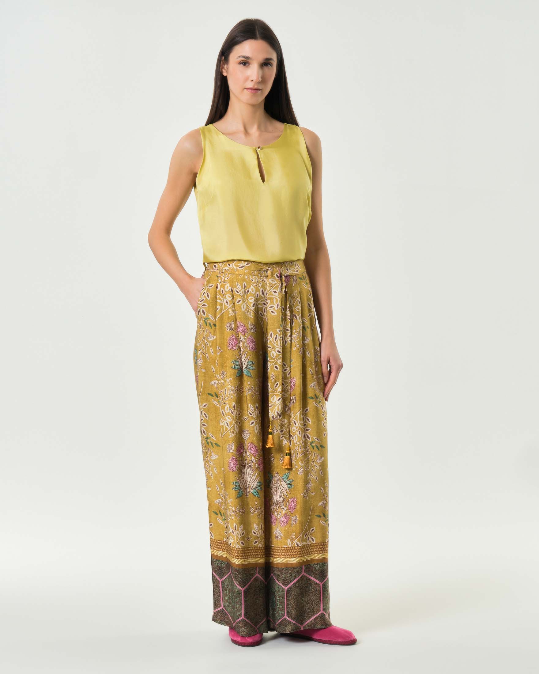 Pantaloni palazzo Wu'Side color senape in raso di viscosa con stampa floreale e vita elasticizzata