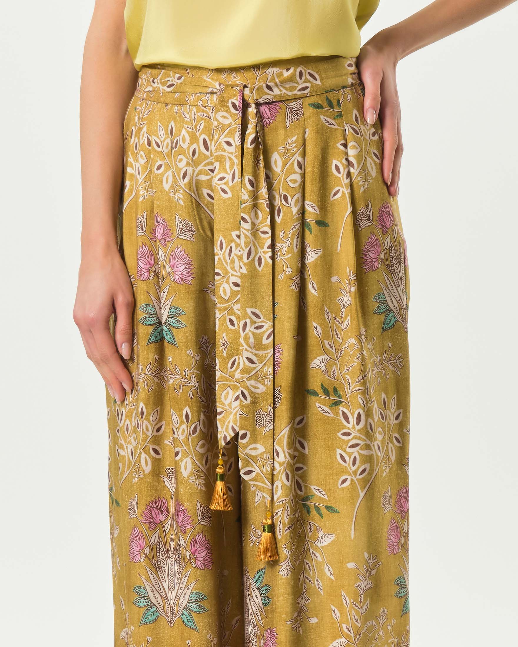 Pantaloni palazzo Wu'Side color senape in raso di viscosa con stampa floreale e vita elasticizzata image