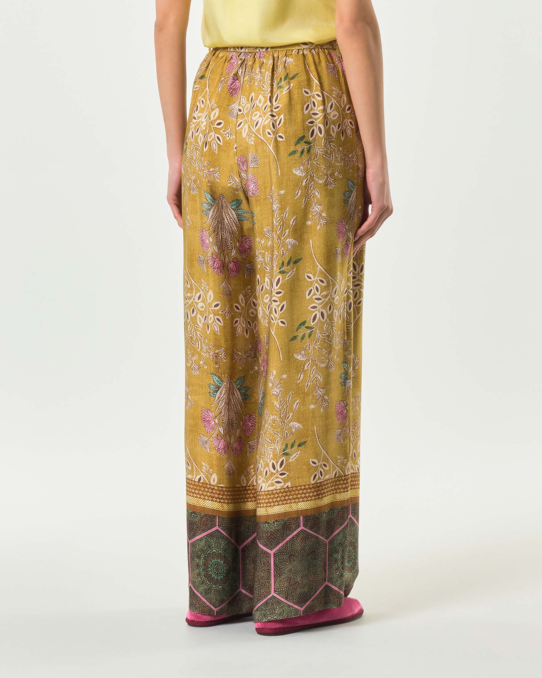 Pantaloni palazzo Wu'Side color senape in raso di viscosa con stampa floreale e vita elasticizzata