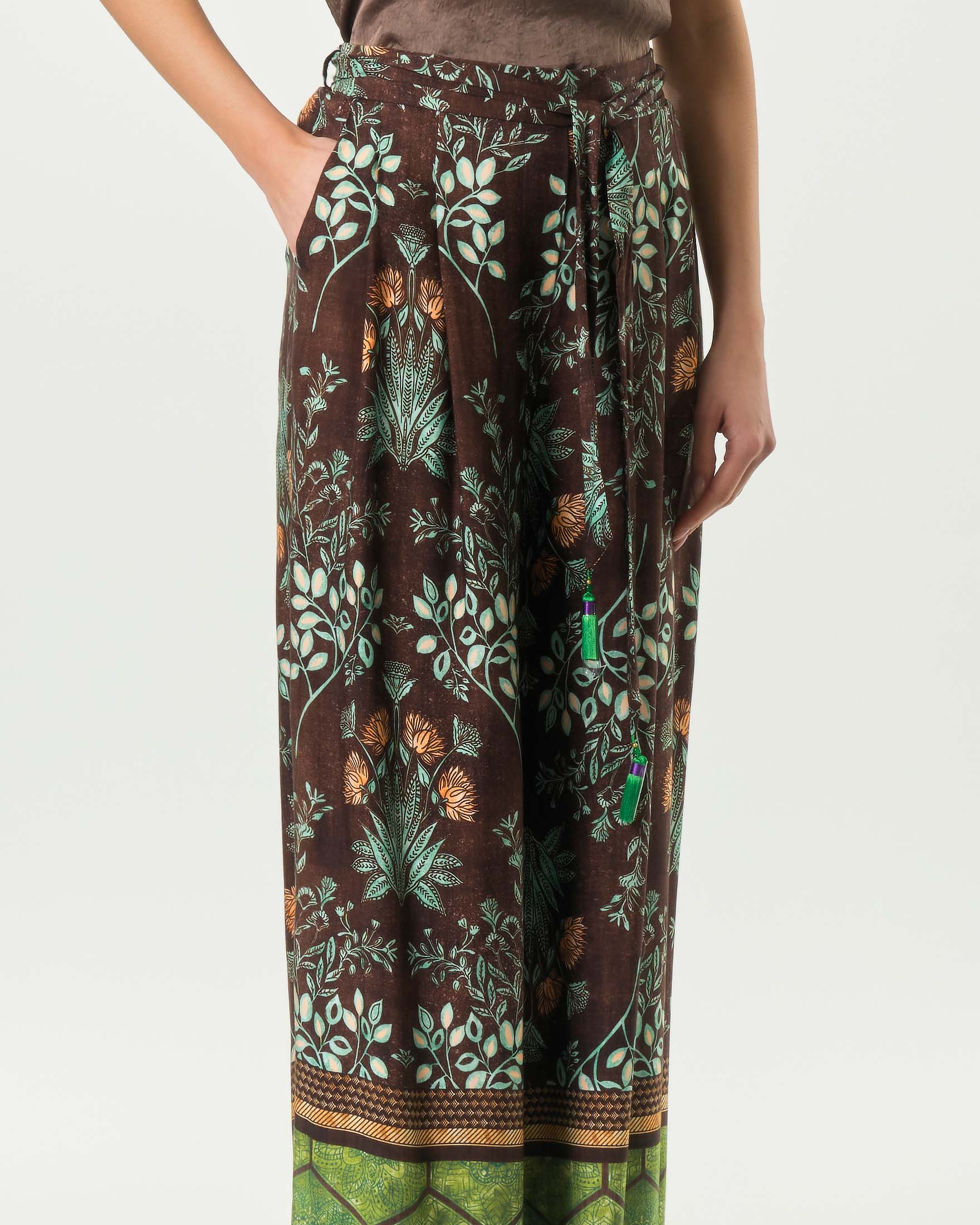 Pantaloni palazzo Wu'Side marroni in raso di viscosa con stampa floreale e vita elasticizzata image