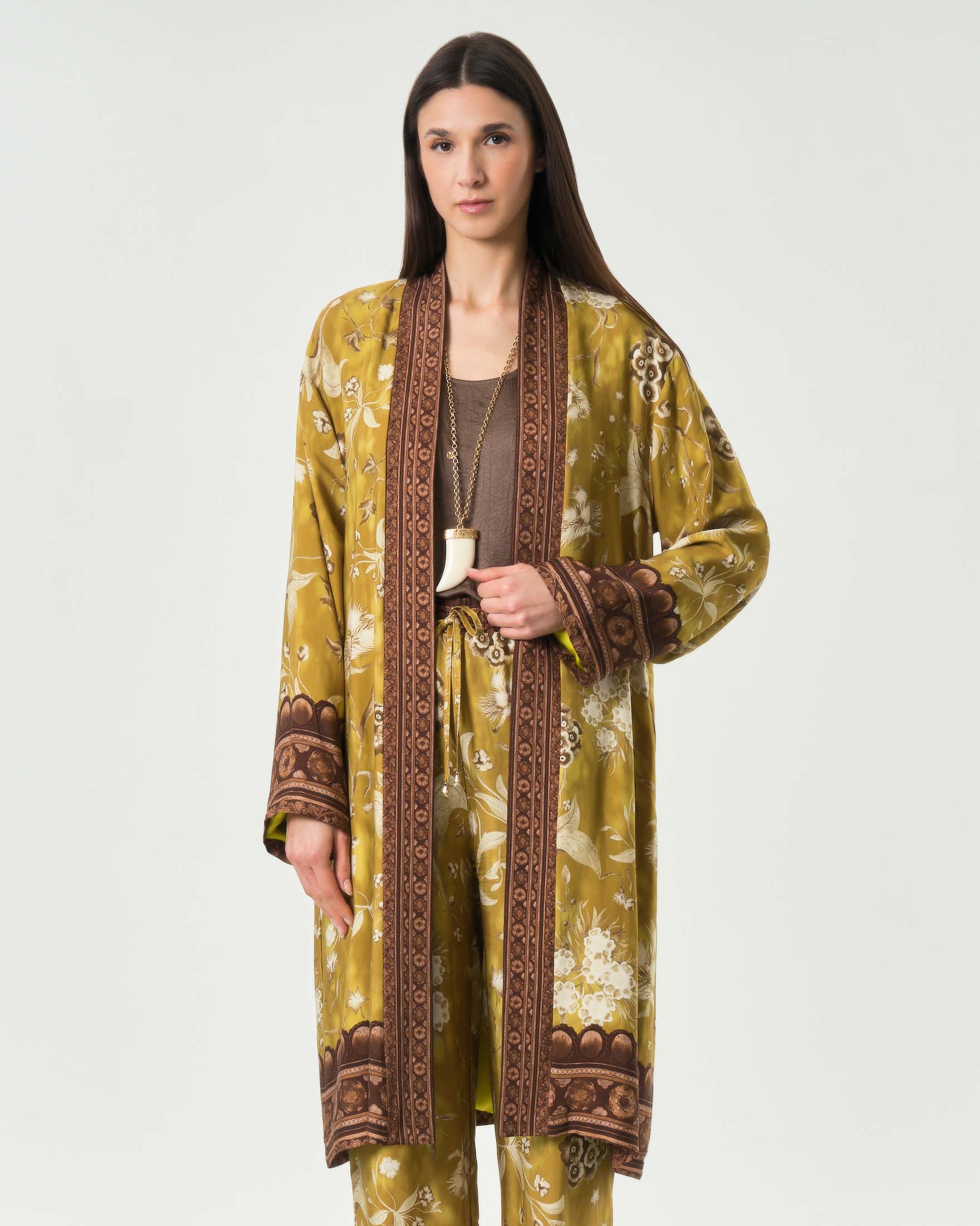 Kimono lungo Wu'Side color senape in raso di viscosa stampato con fantasia floreale