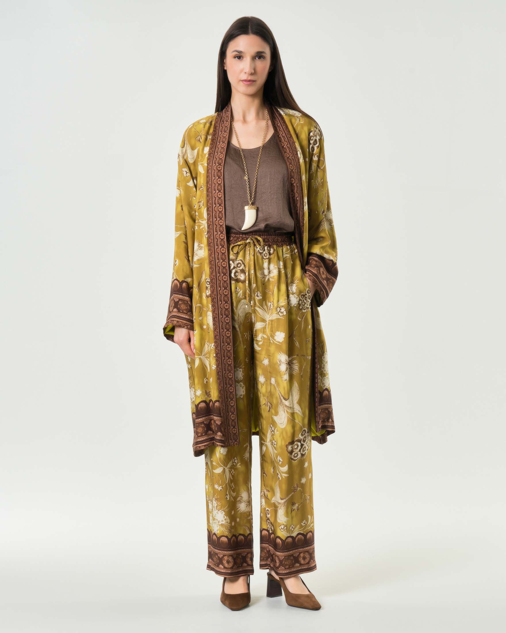 Kimono lungo Wu'Side color senape in raso di viscosa stampato con fantasia floreale image