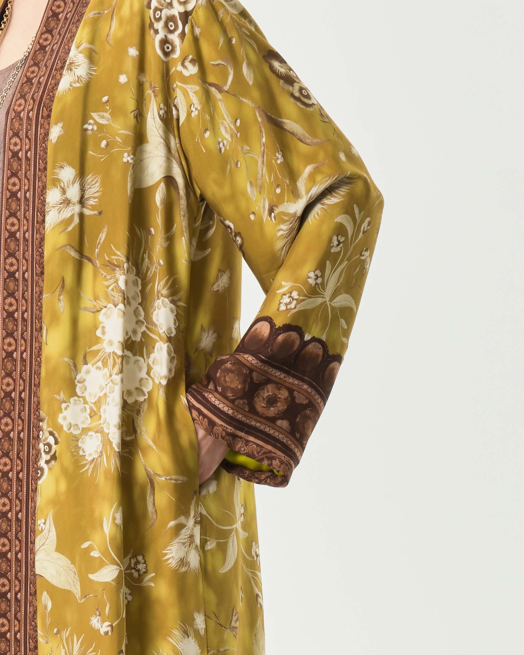 Kimono lungo Wu'Side color senape in raso di viscosa stampato con fantasia floreale