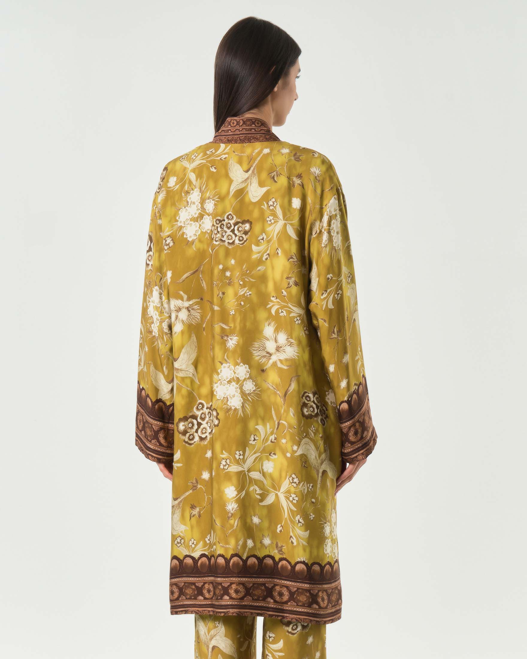 Kimono lungo Wu'Side color senape in raso di viscosa stampato con fantasia floreale